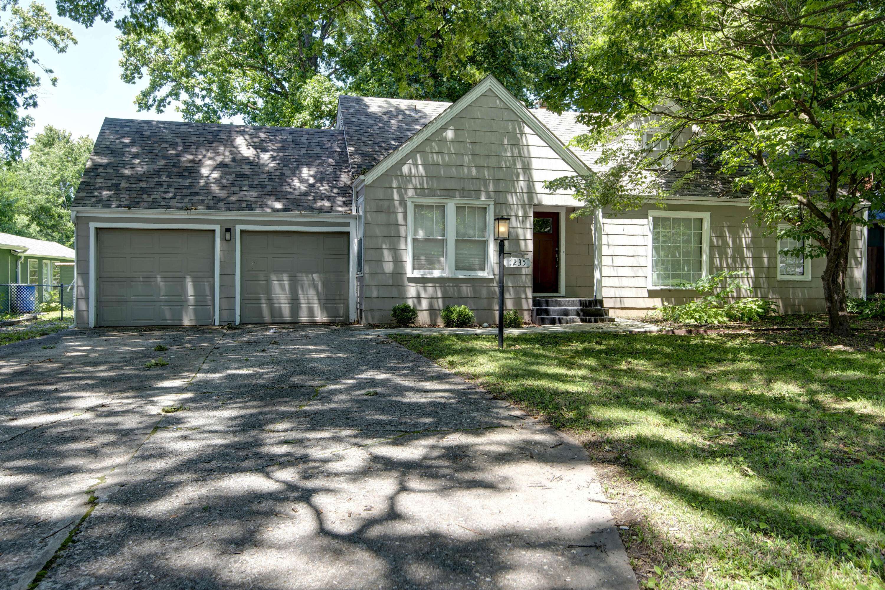 1235 E Stanford ST, Springfield, MO 65804