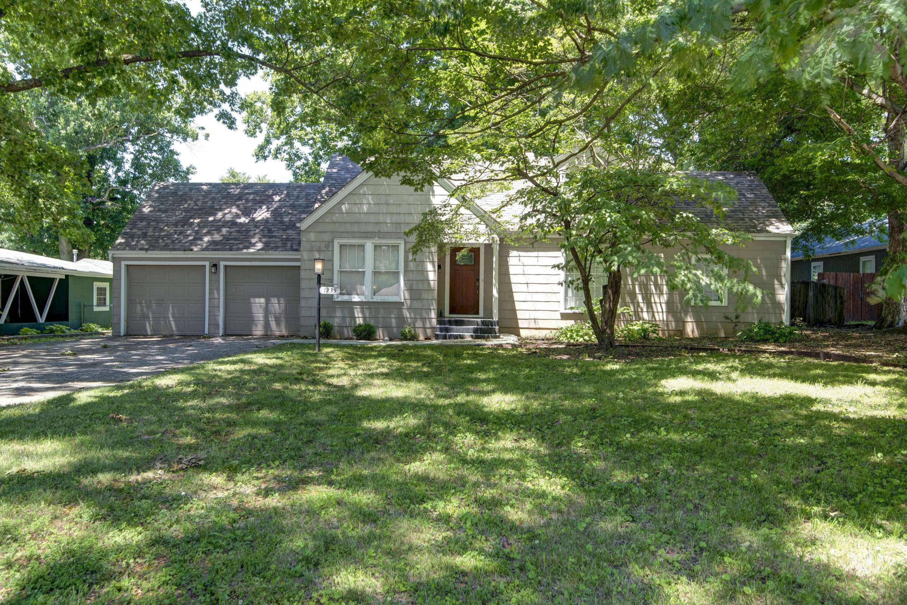 1235 E Stanford ST, Springfield, MO 65804