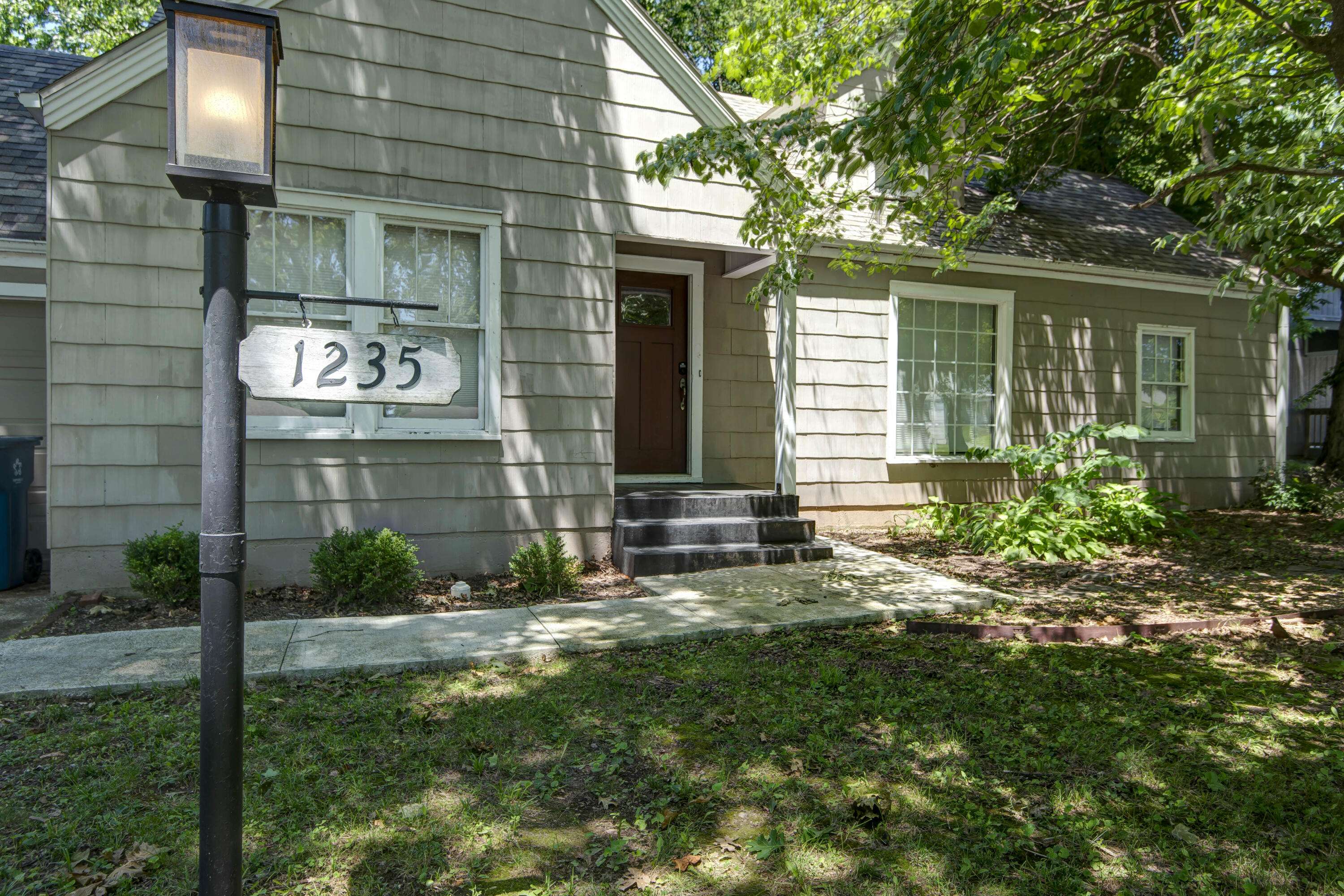 1235 E Stanford ST, Springfield, MO 65804