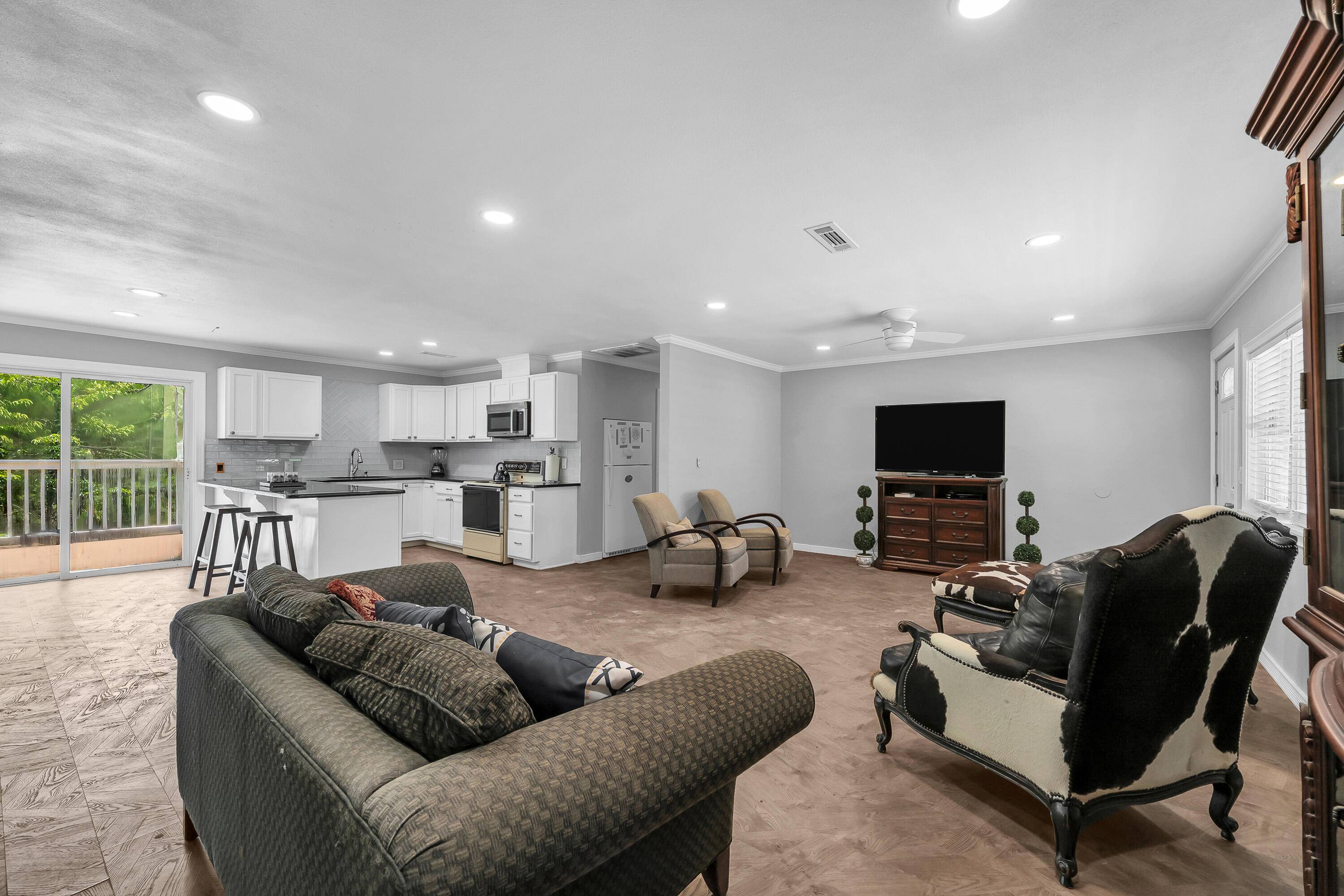 303 Pleasant View LN, Pineville, MO 64856