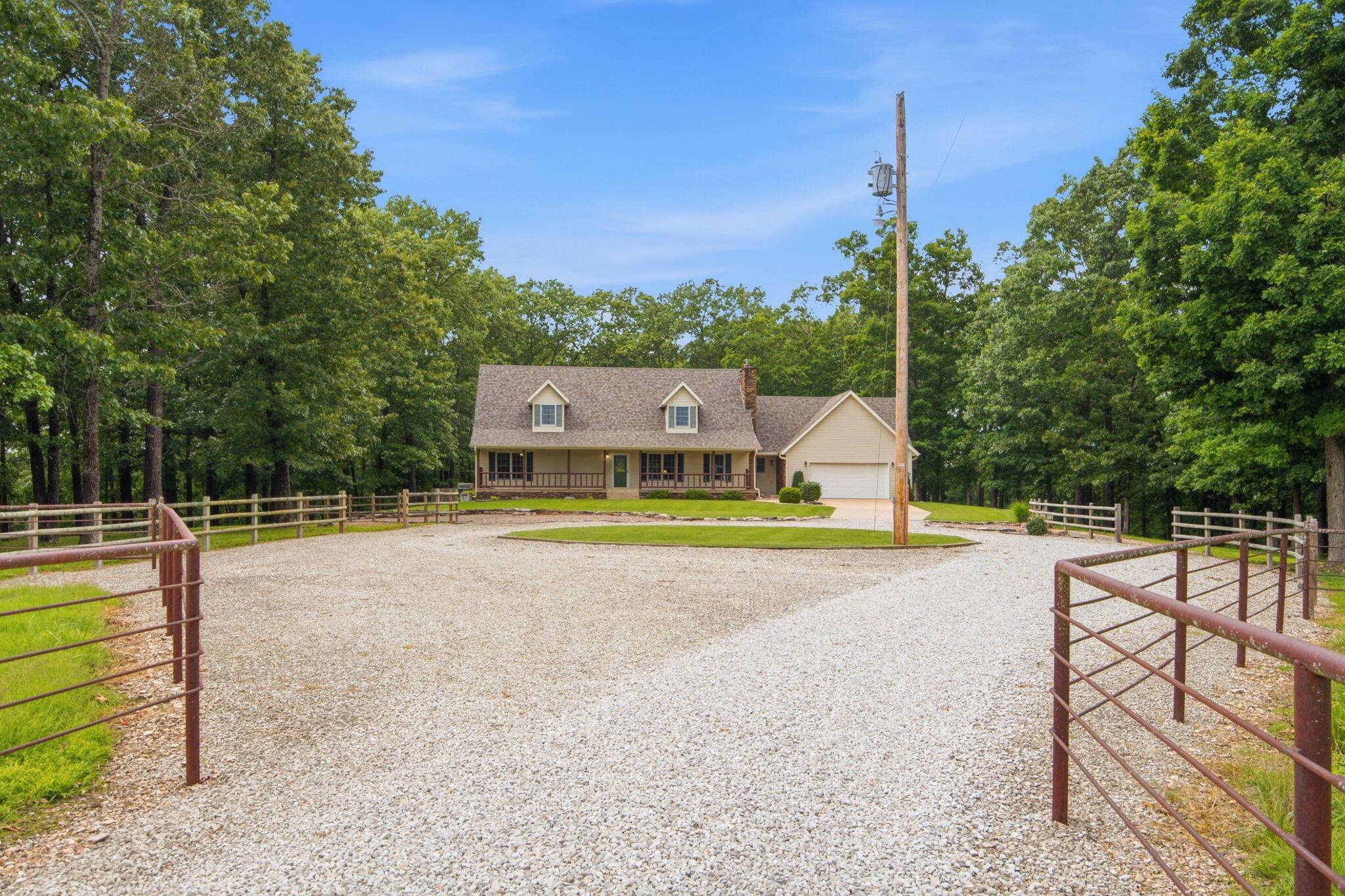 997 Camp Creek RD, Highlandville, MO 65669