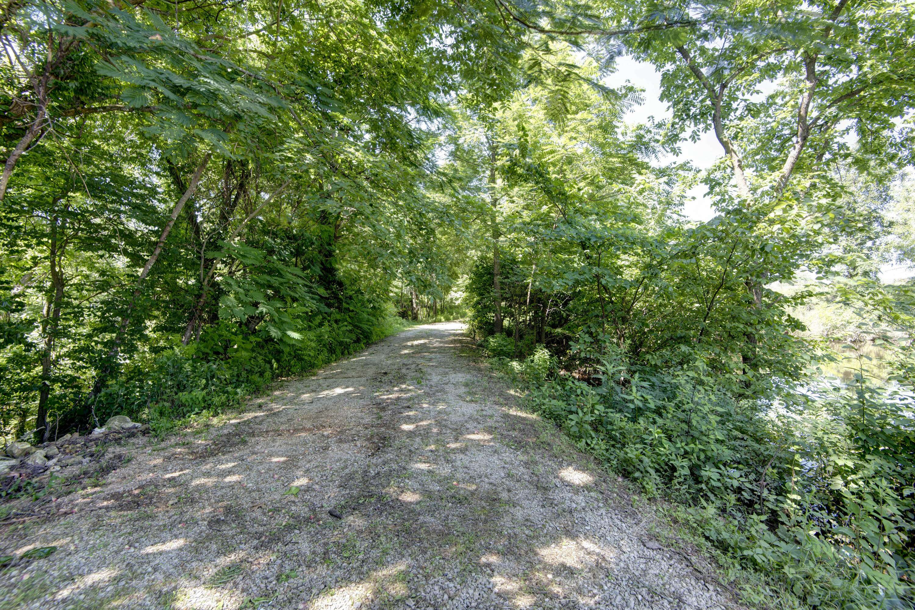 2210 Diggins RD, Seymour, MO 65746