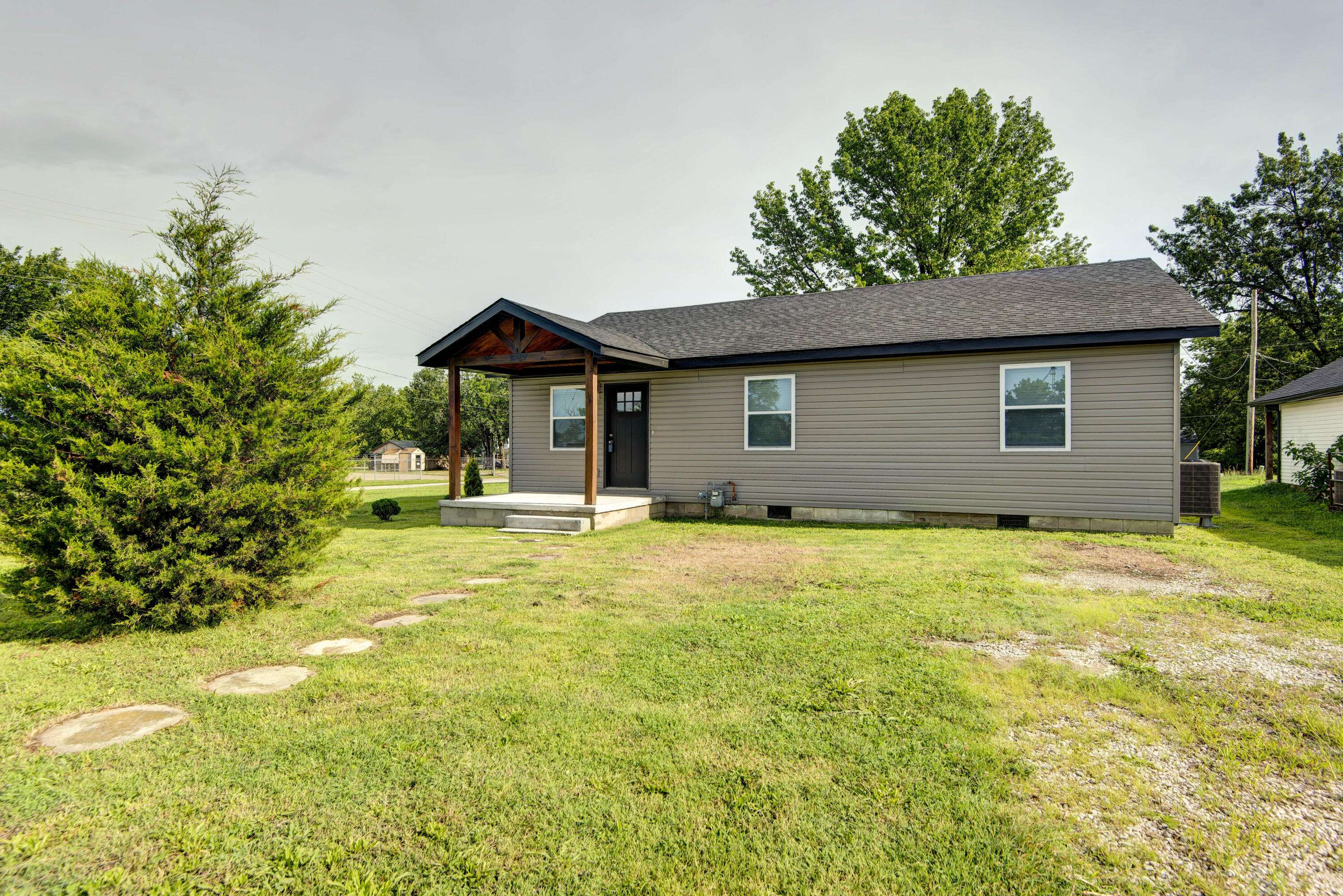 1329 W Chase ST, Springfield, MO 65803
