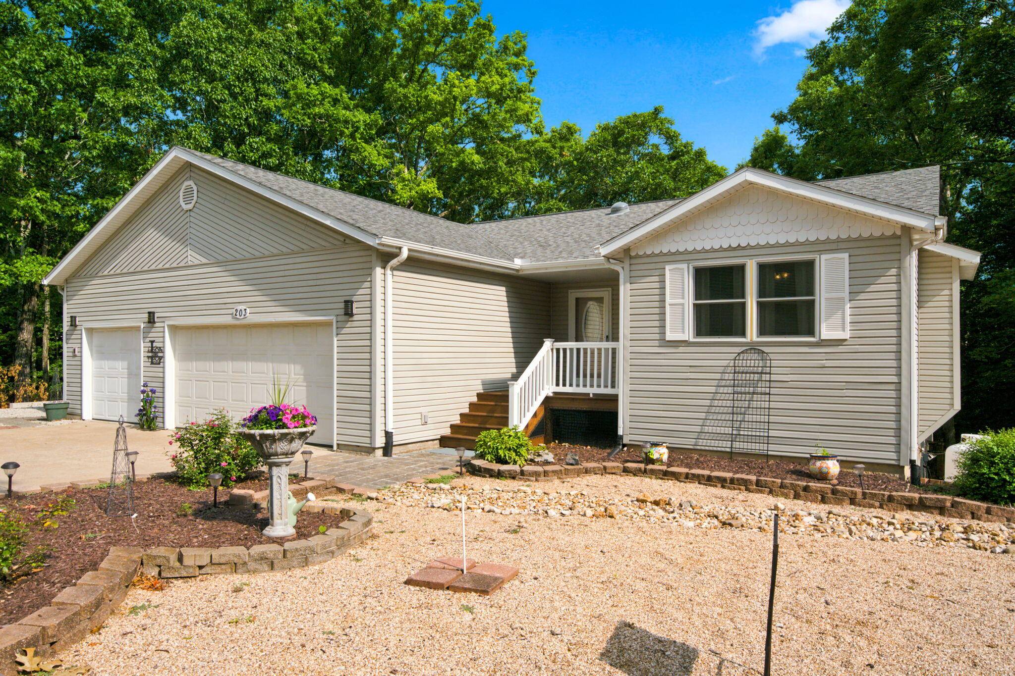 203 Queensberry DR, Branson West, MO 65737