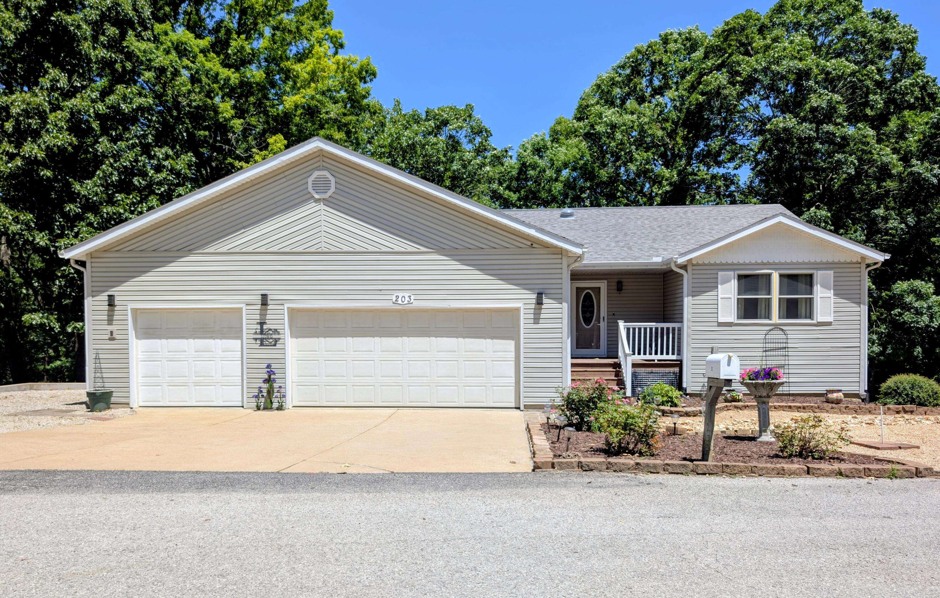 203 Queensberry DR, Branson West, MO 65737