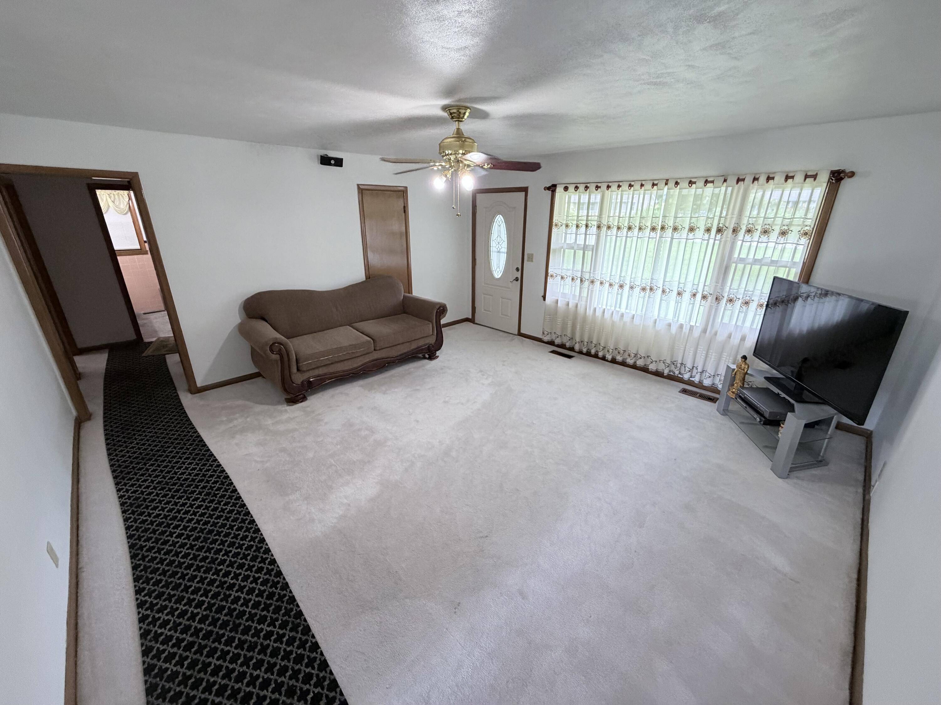 500 W Crestview ST, Springfield, MO 65807