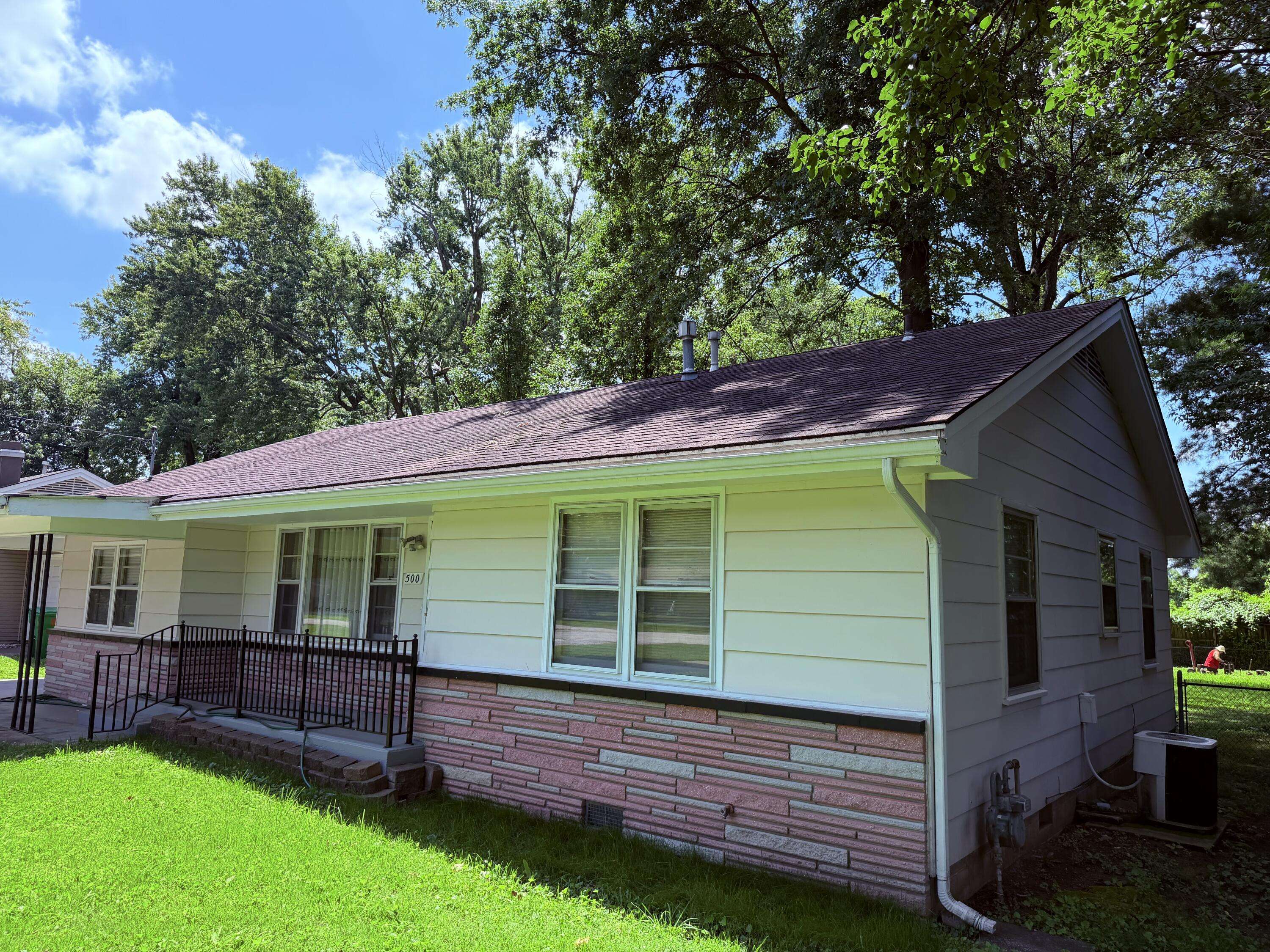 500 W Crestview ST, Springfield, MO 65807