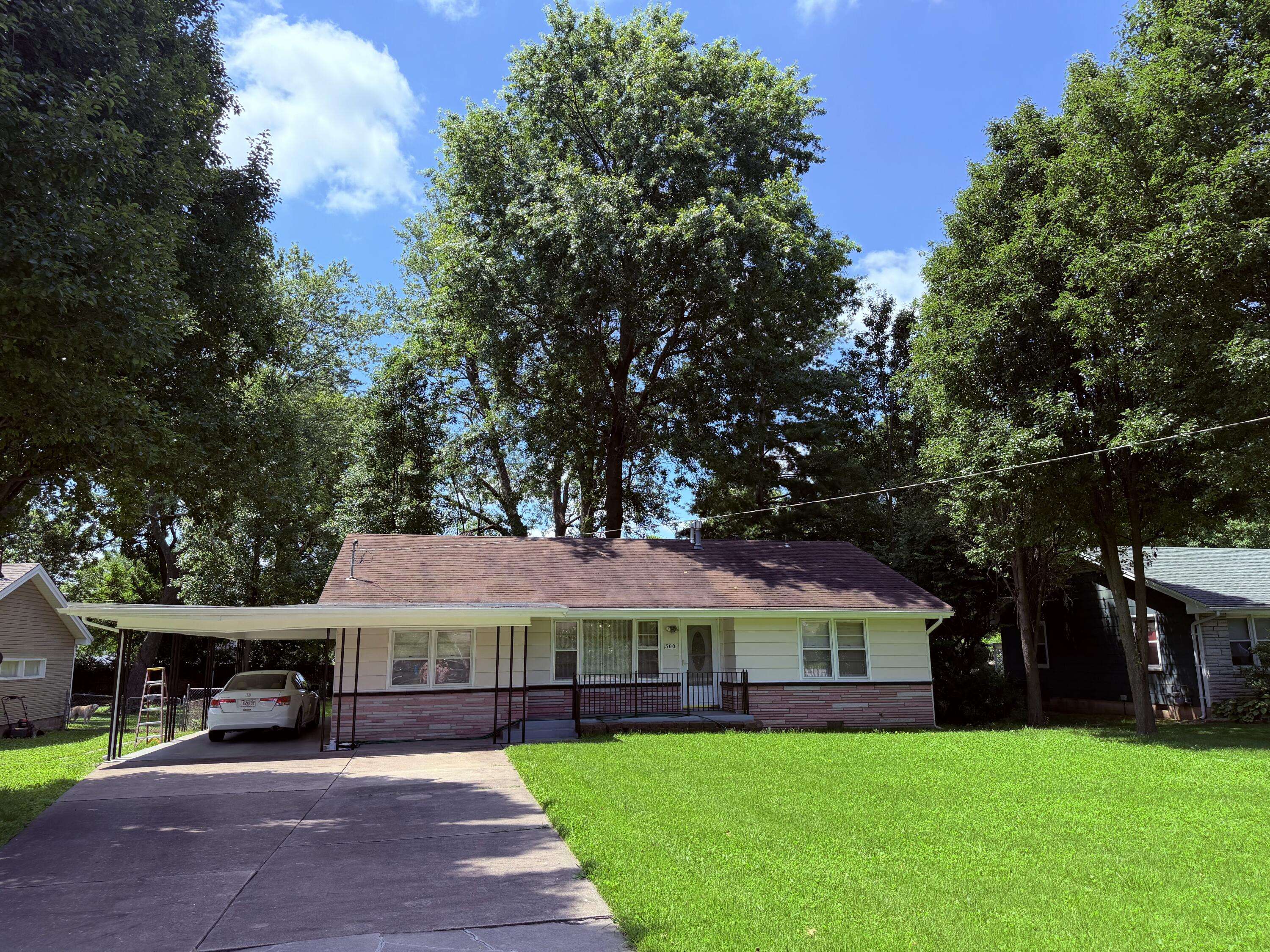 500 W Crestview ST, Springfield, MO 65807