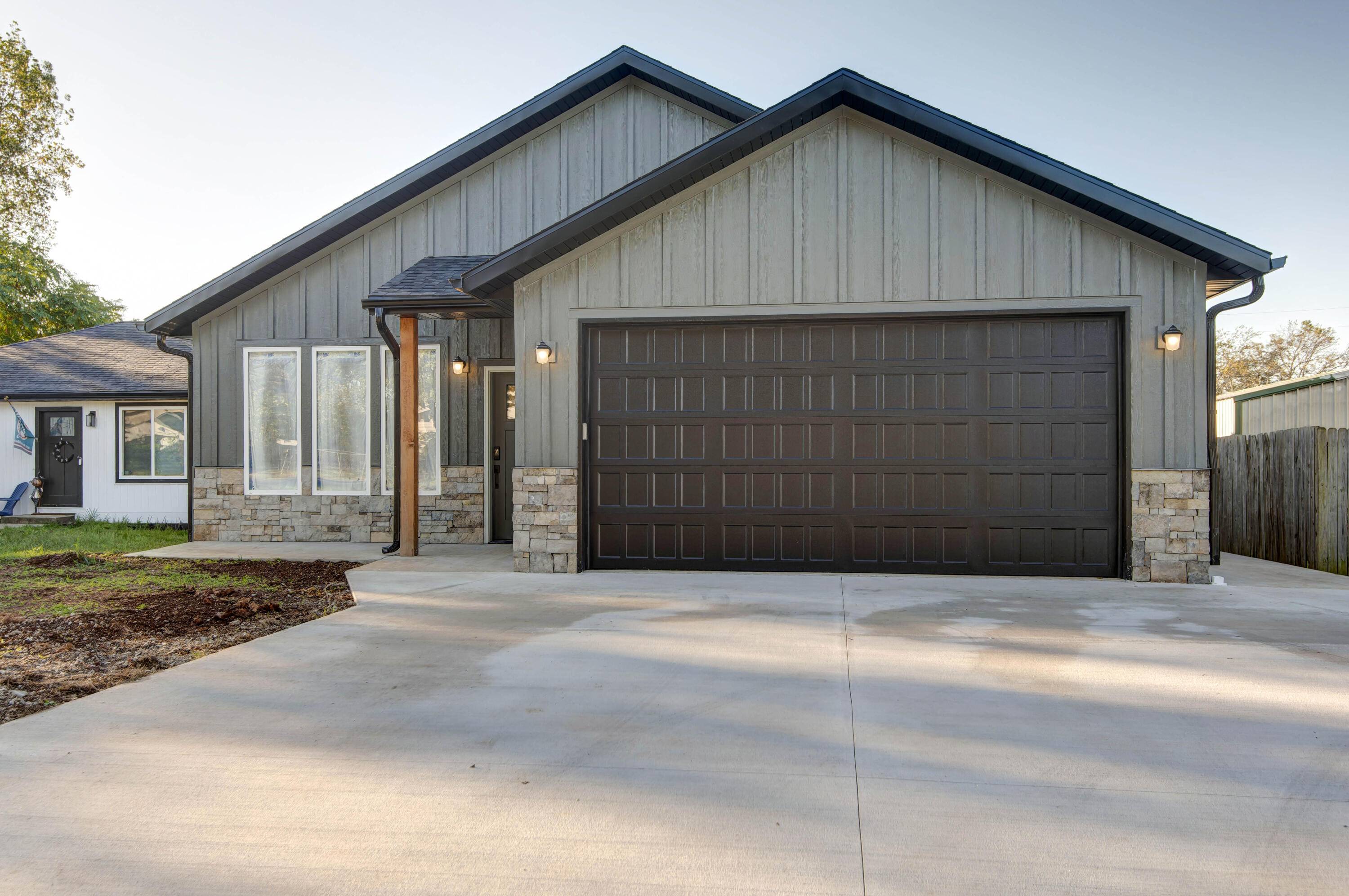 2946 W Olive ST, Springfield, MO 65802