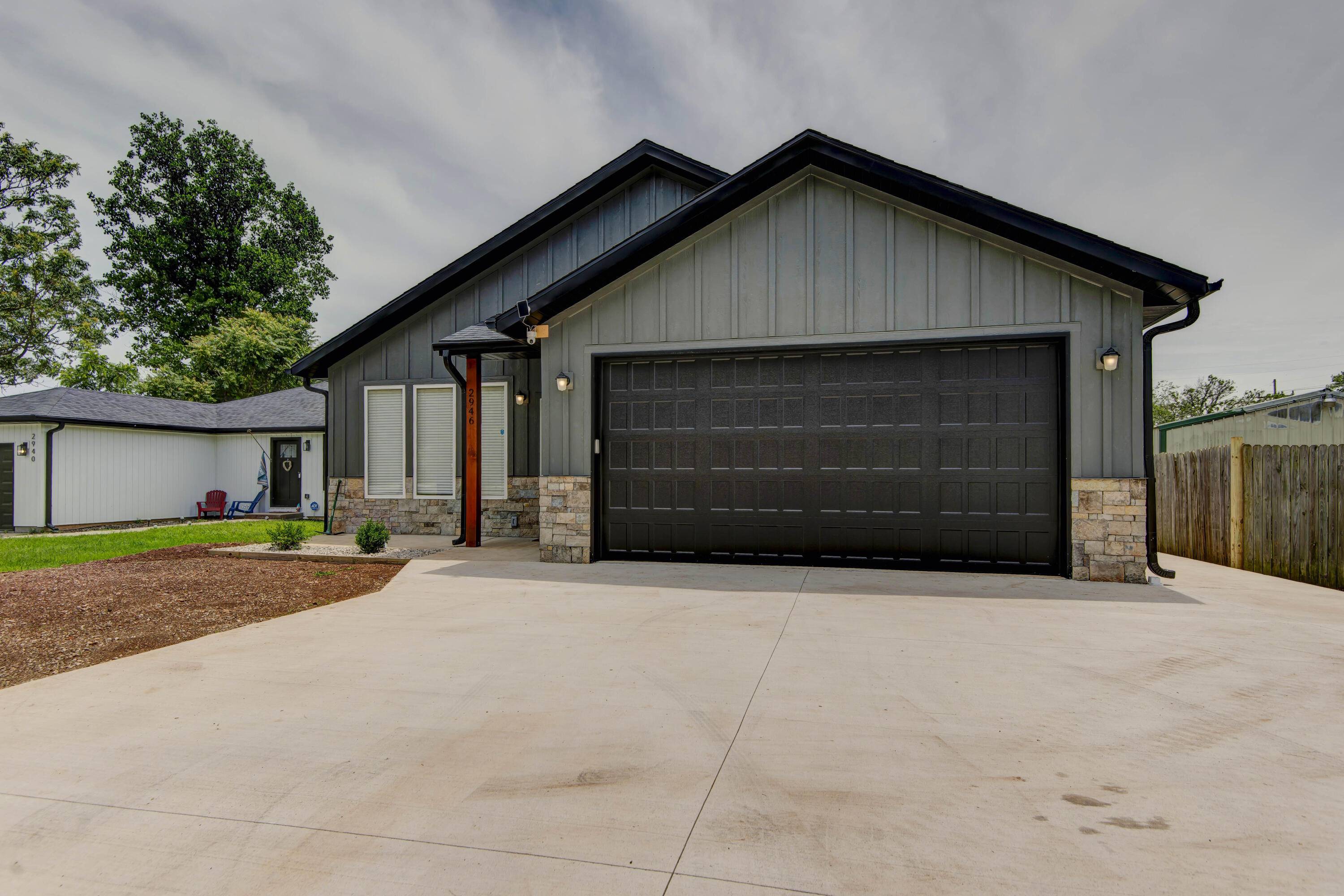 2946 W Olive ST, Springfield, MO 65802