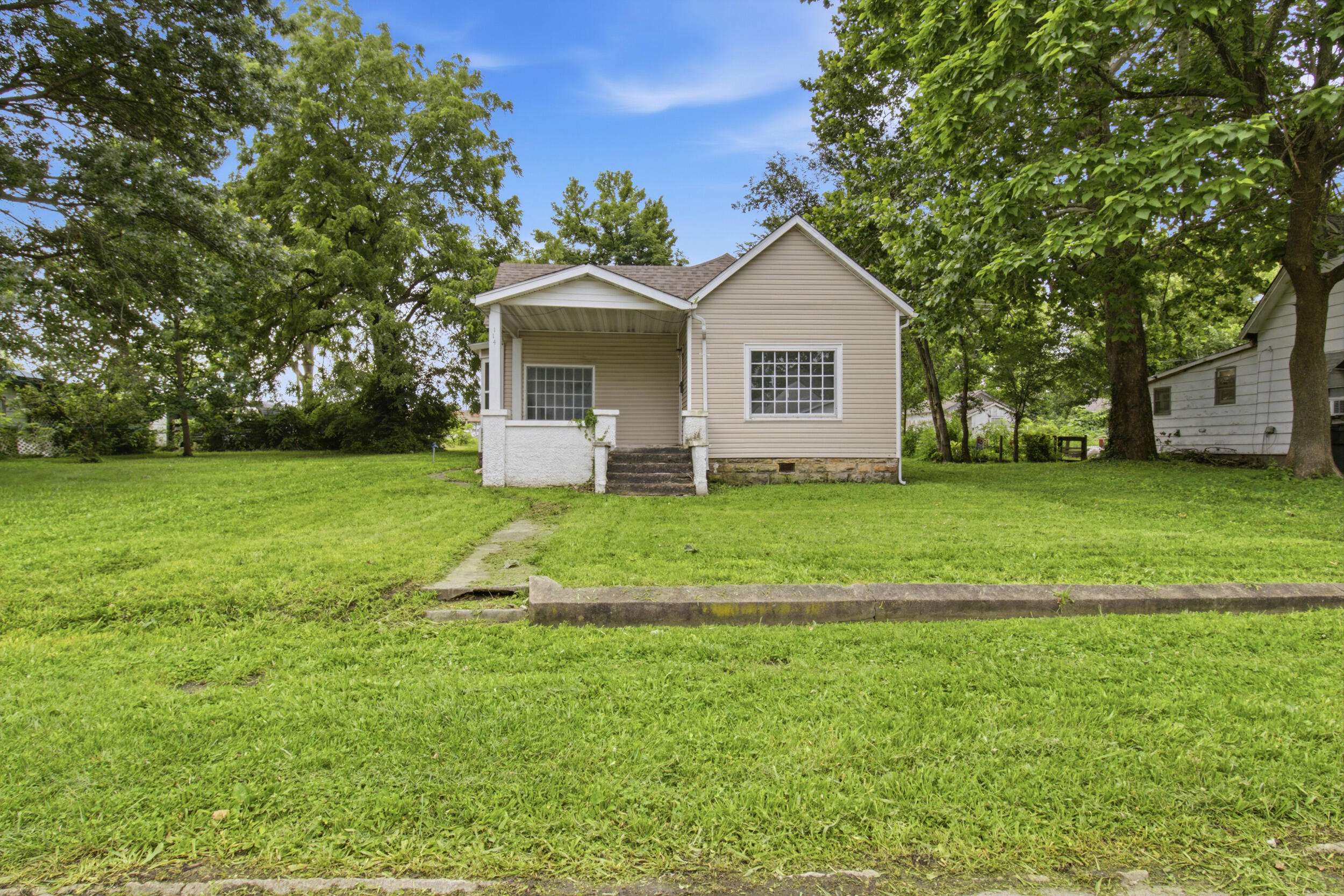 114 E College ST, Aurora, MO 65605