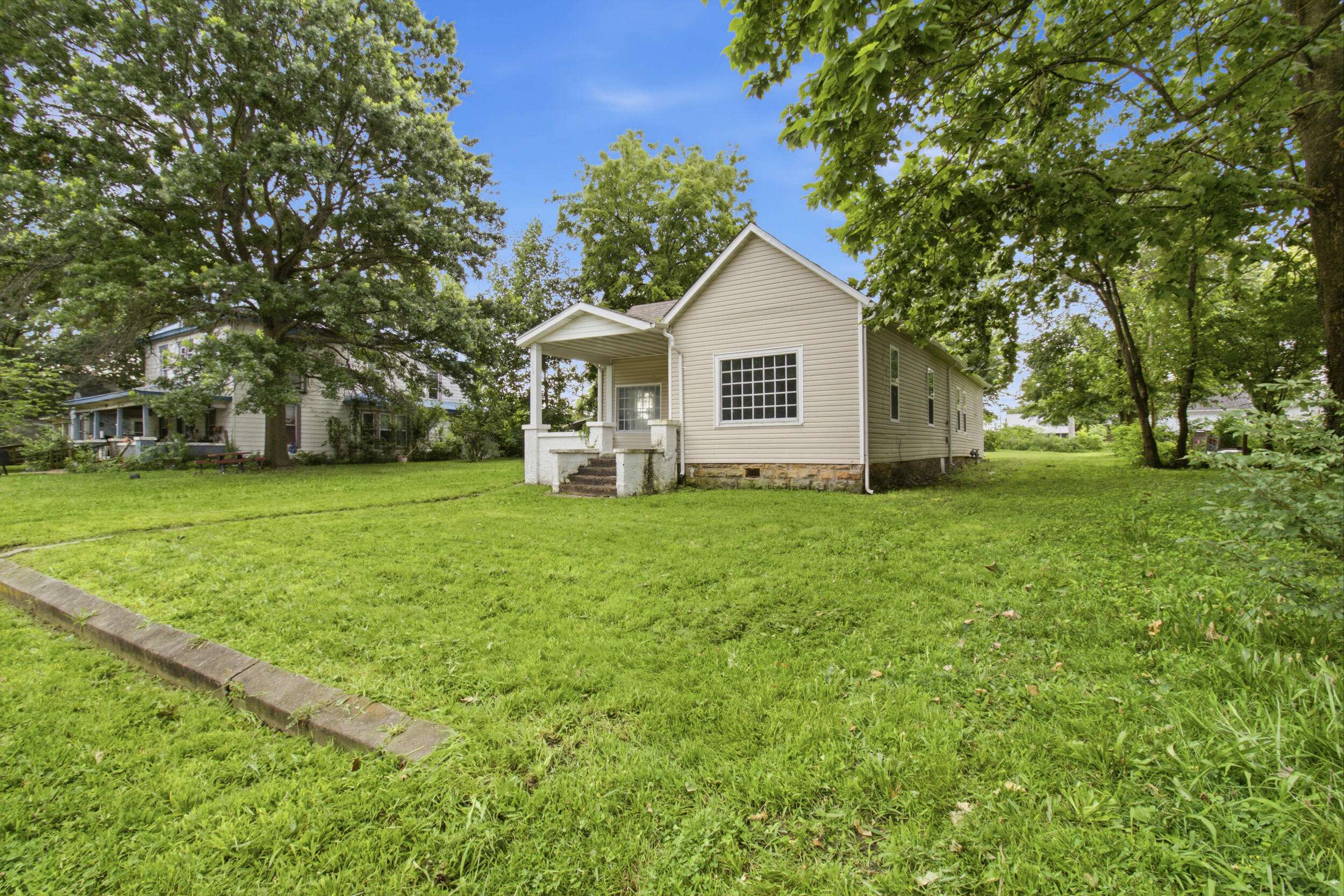 114 E College ST, Aurora, MO 65605