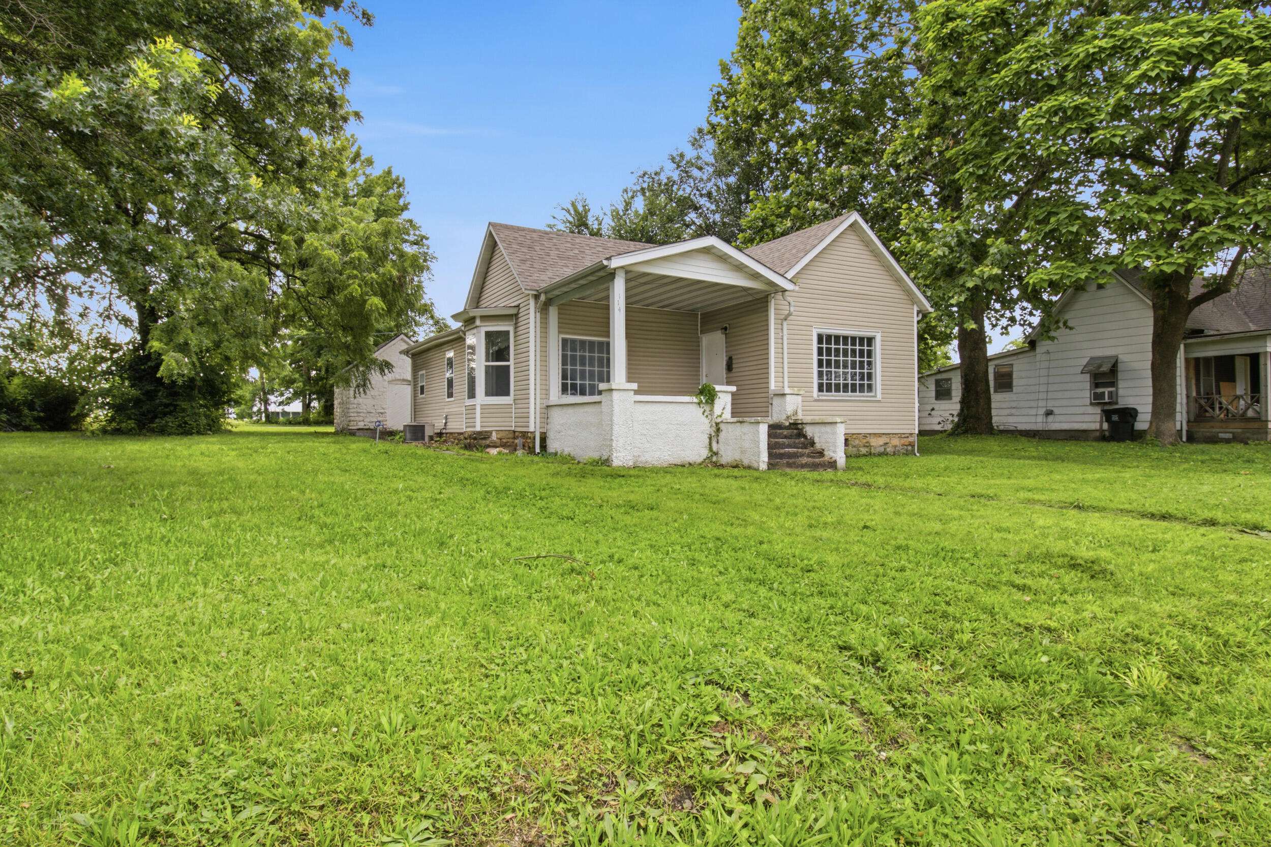 114 E College ST, Aurora, MO 65605
