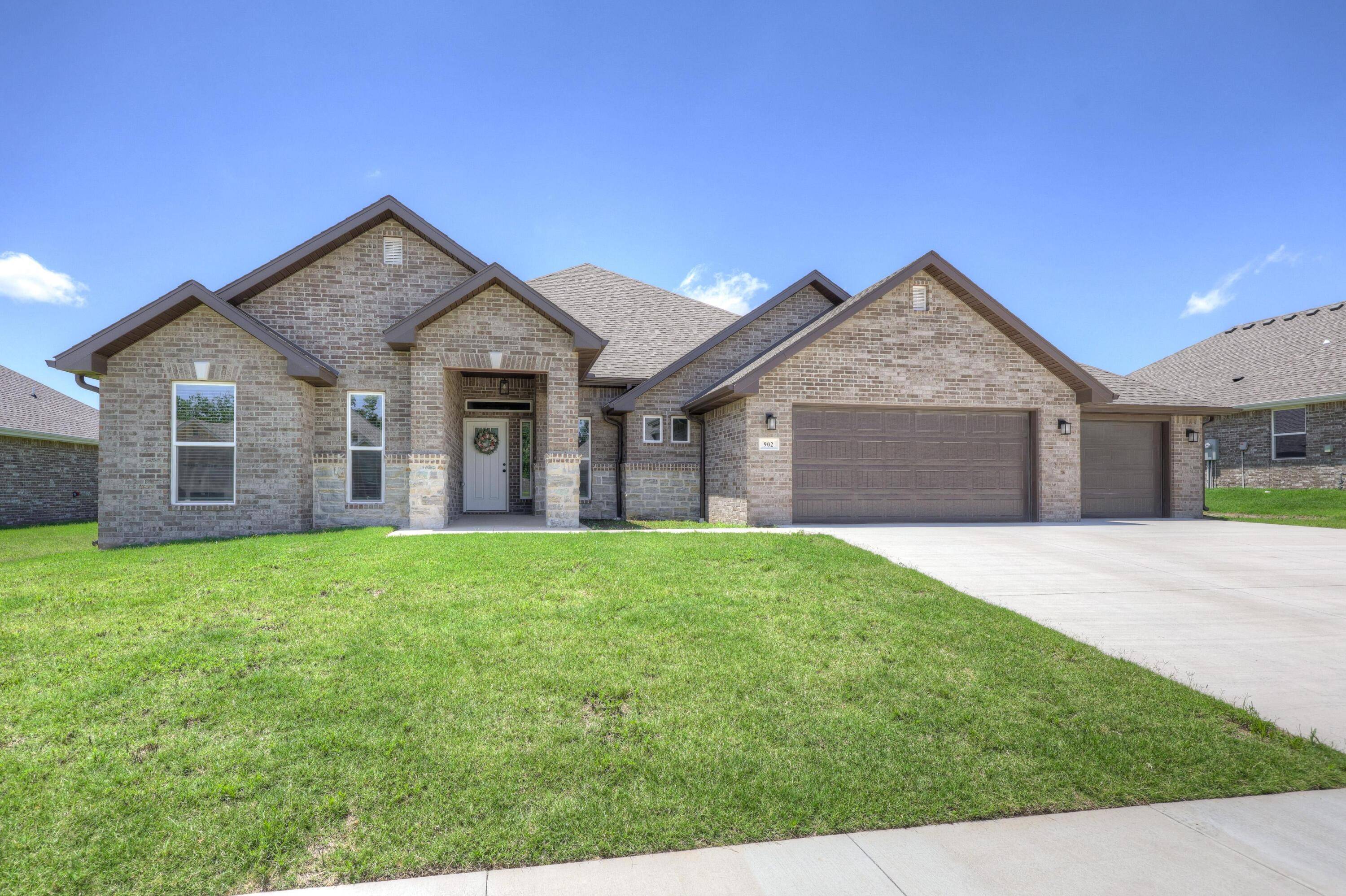 902 Silver Oaks DR, Carl Junction, MO 64834