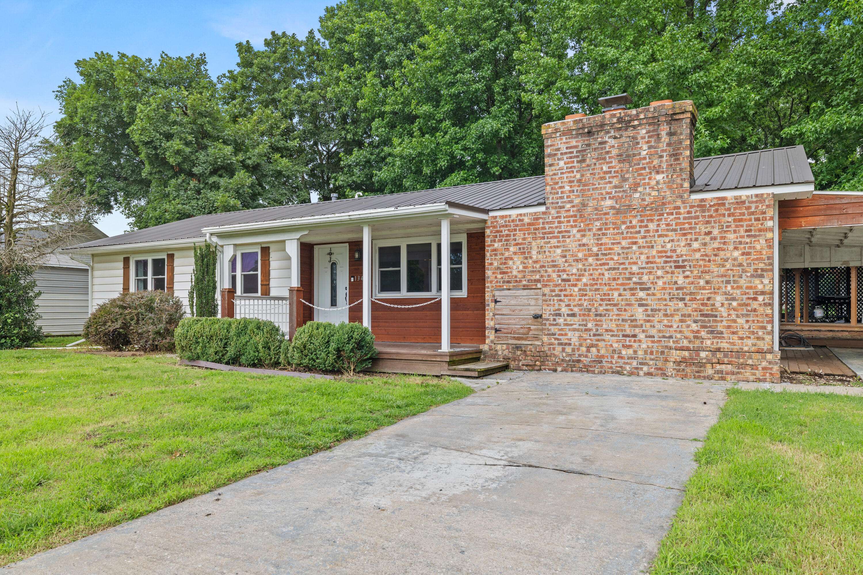 1343 Woodlawn AVE, Mt Vernon, MO 65712