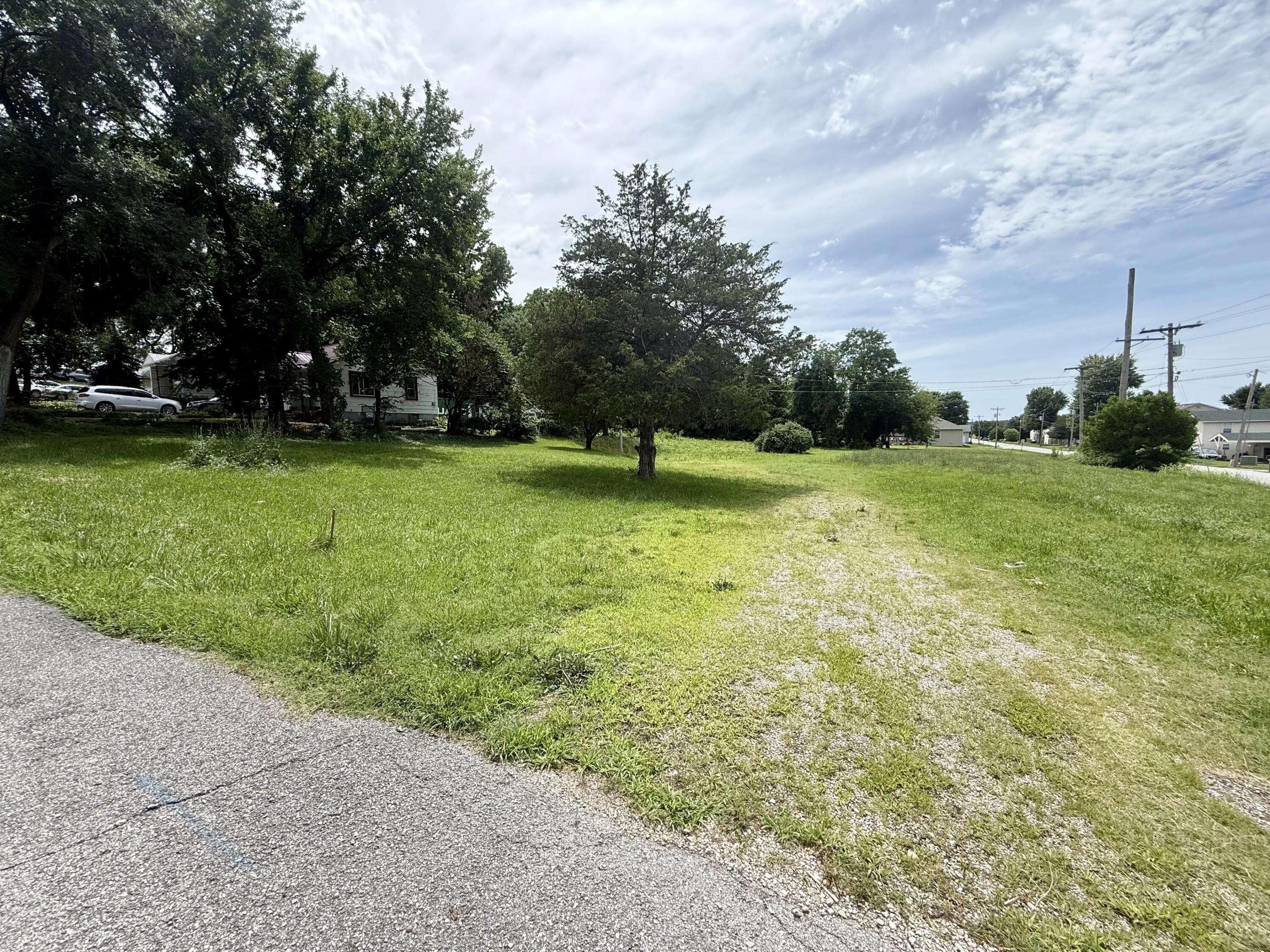 355&357 Roberts DR, Mt Vernon, MO 65712