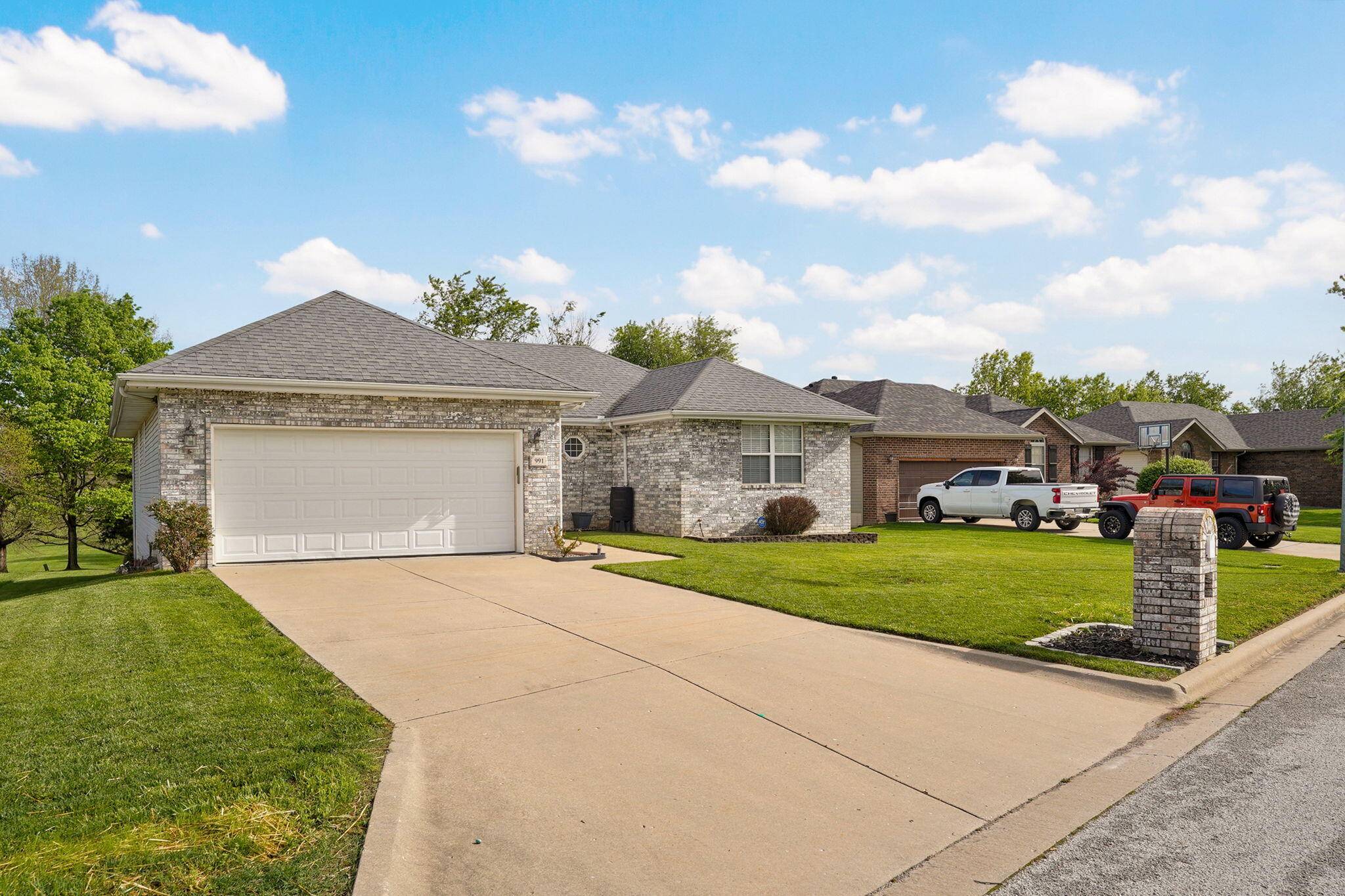 991 W Bates DR, Nixa, MO 65714