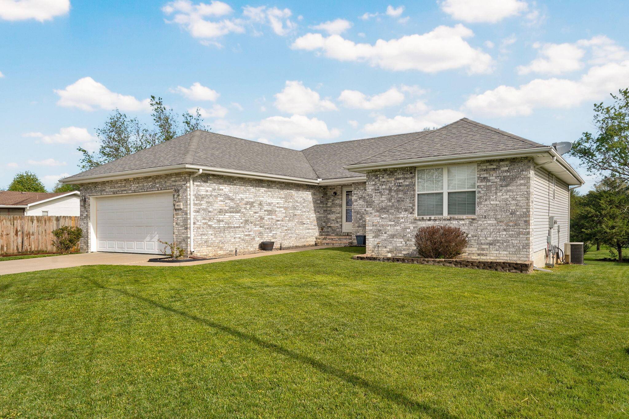 991 W Bates DR, Nixa, MO 65714