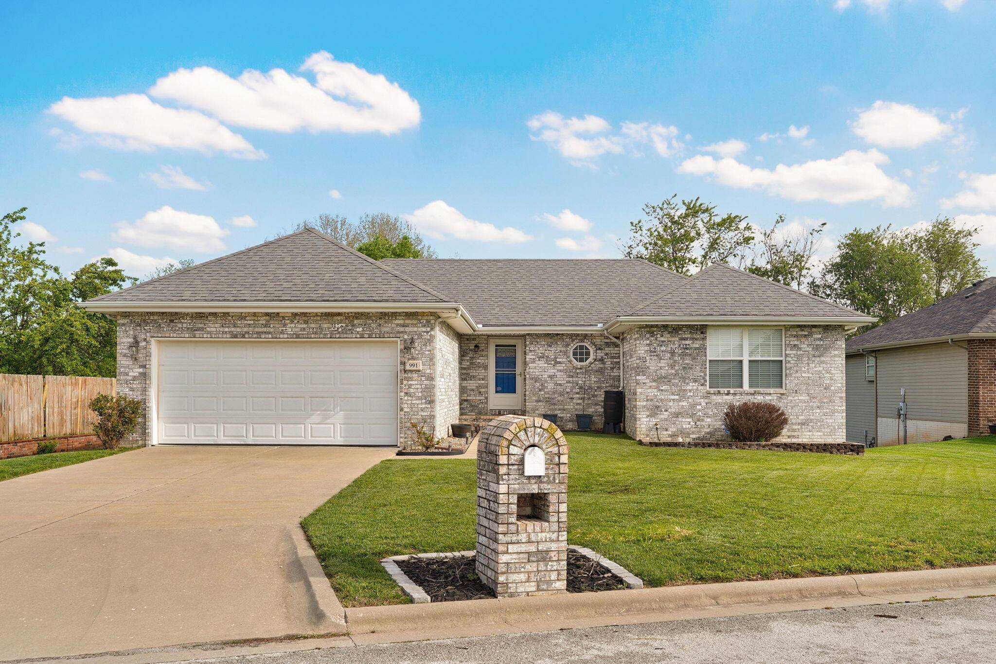 991 W Bates DR, Nixa, MO 65714