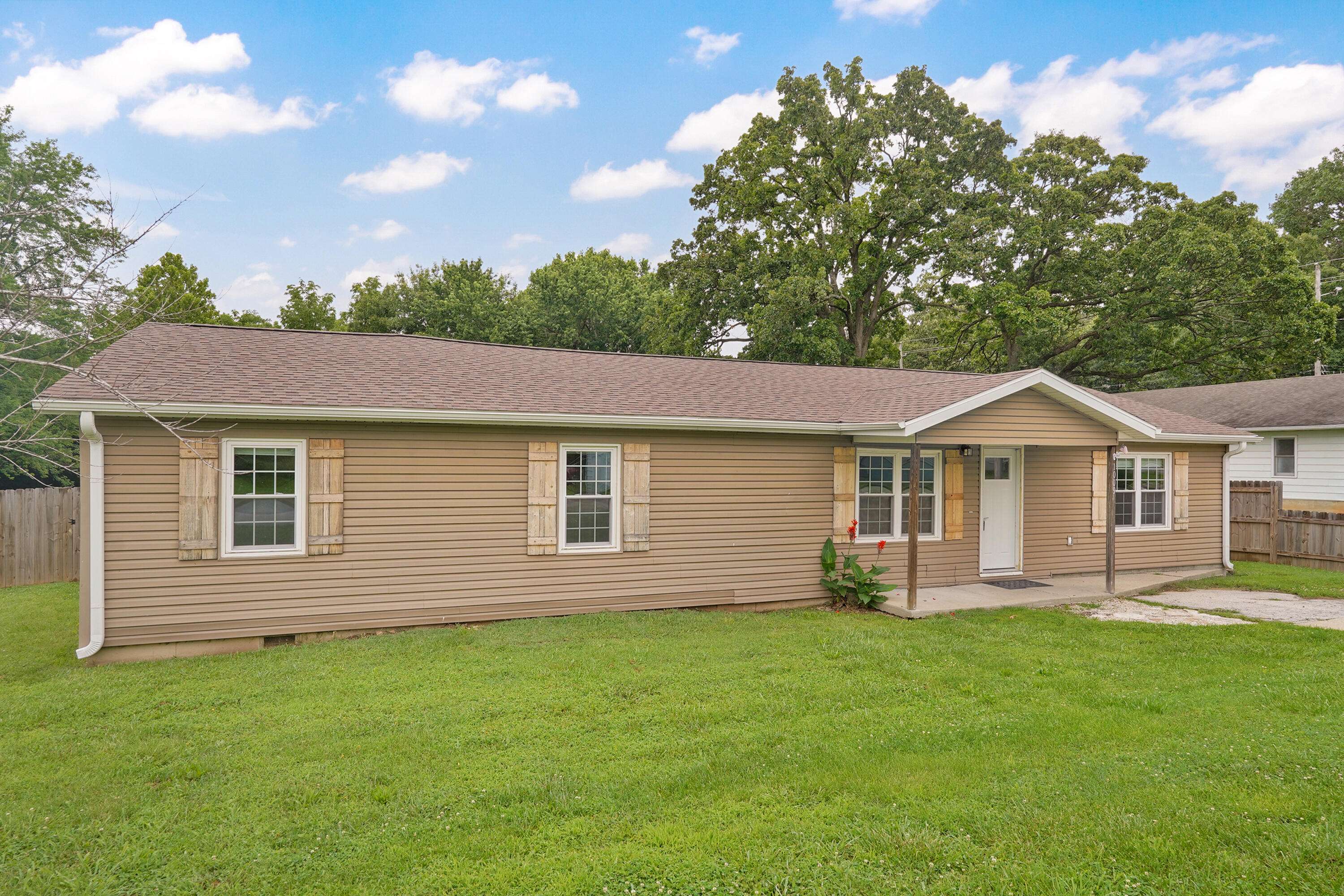 1009 W Division ST, Bolivar, MO 65613