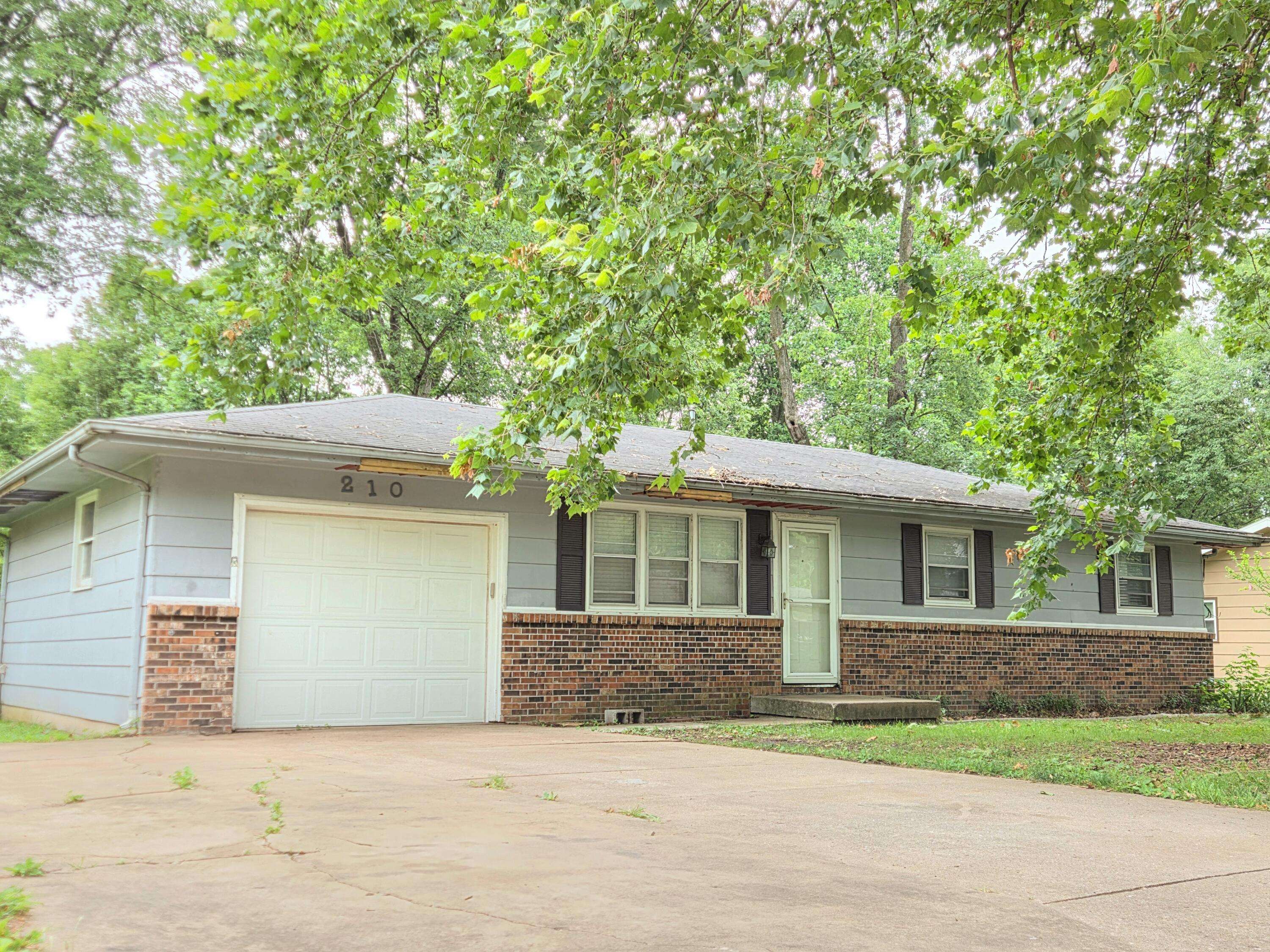 210 S Drenda AVE, Republic, MO 65738