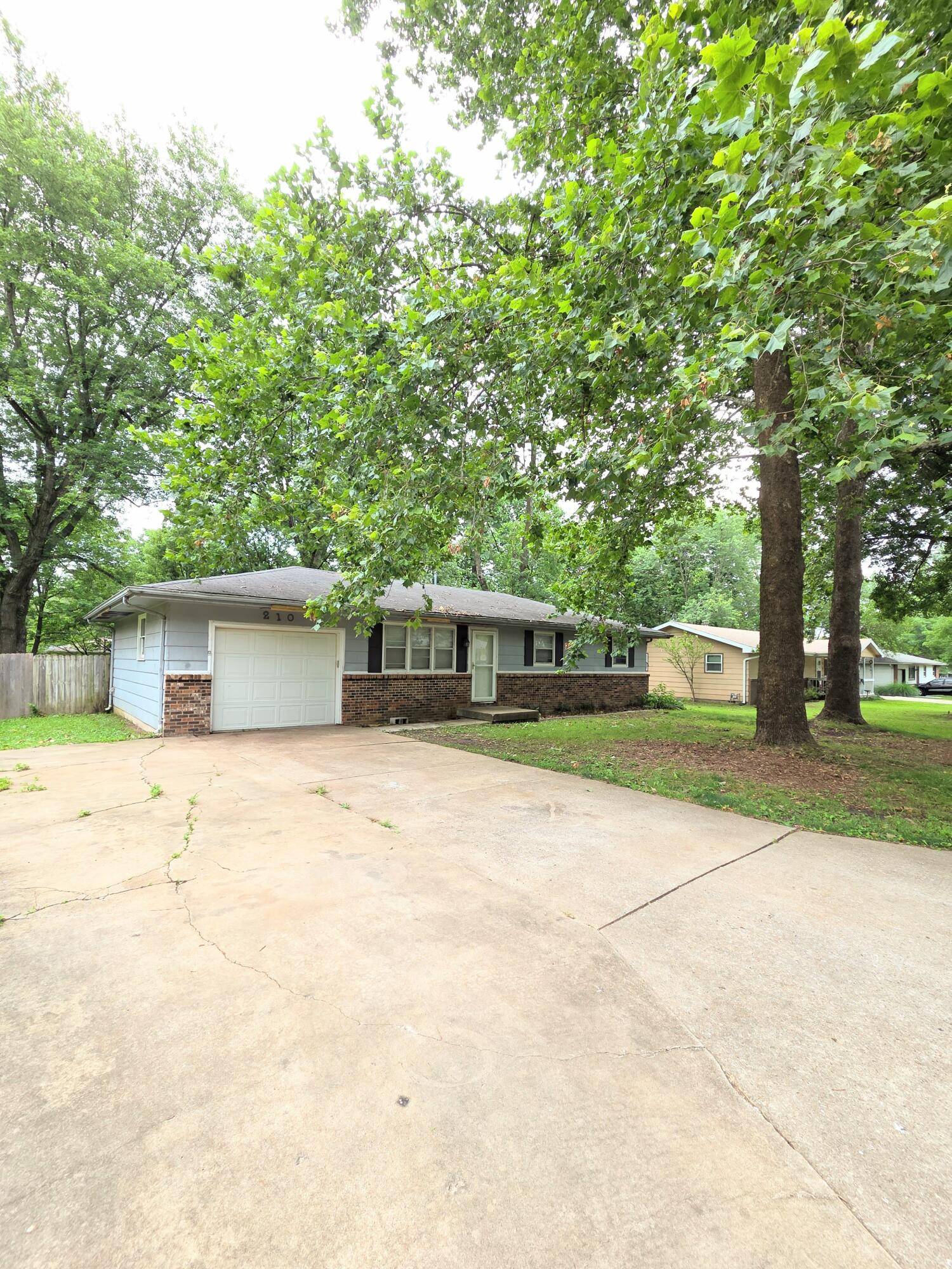 210 S Drenda AVE, Republic, MO 65738