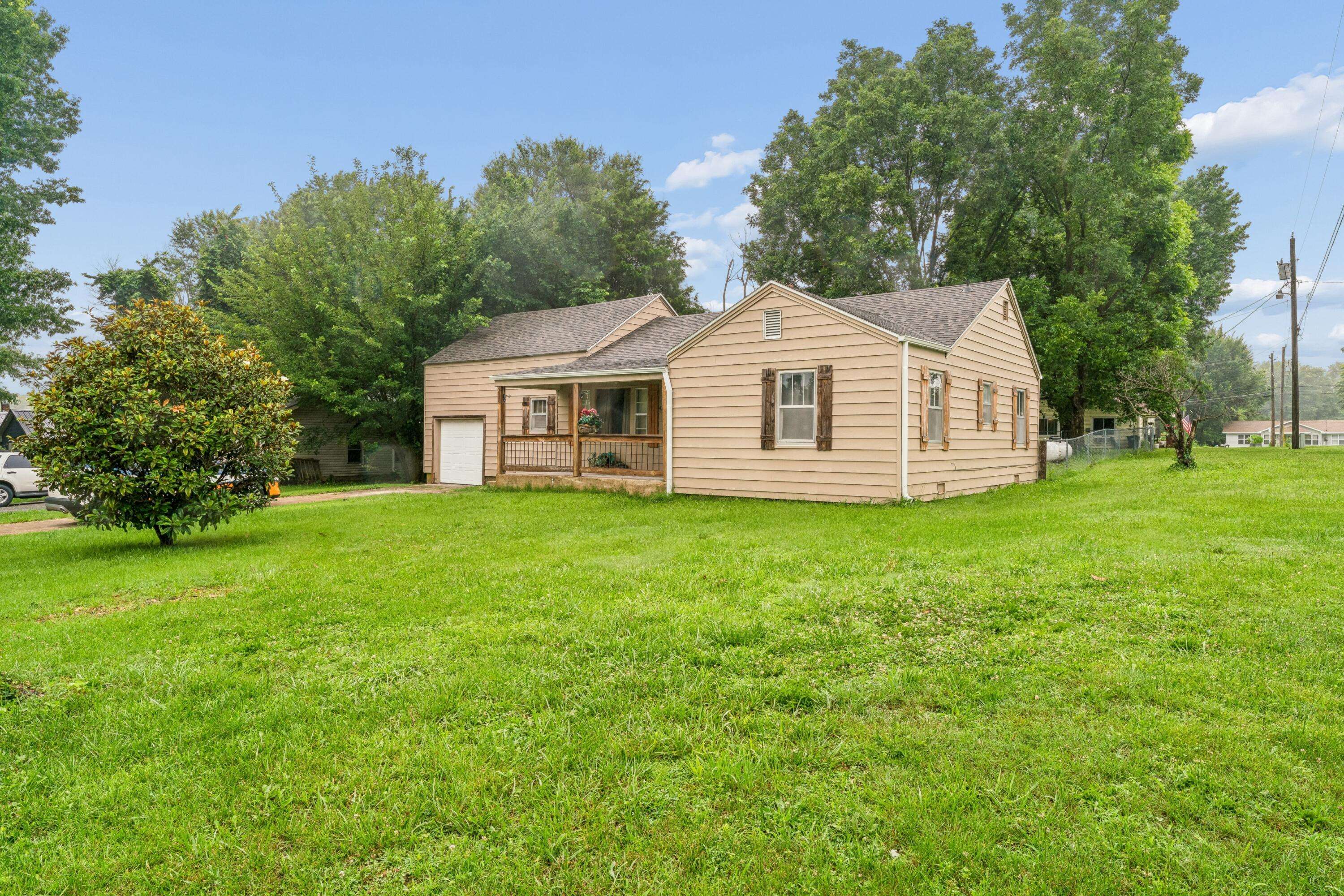 443 E Burford ST, Marshfield, MO 65706