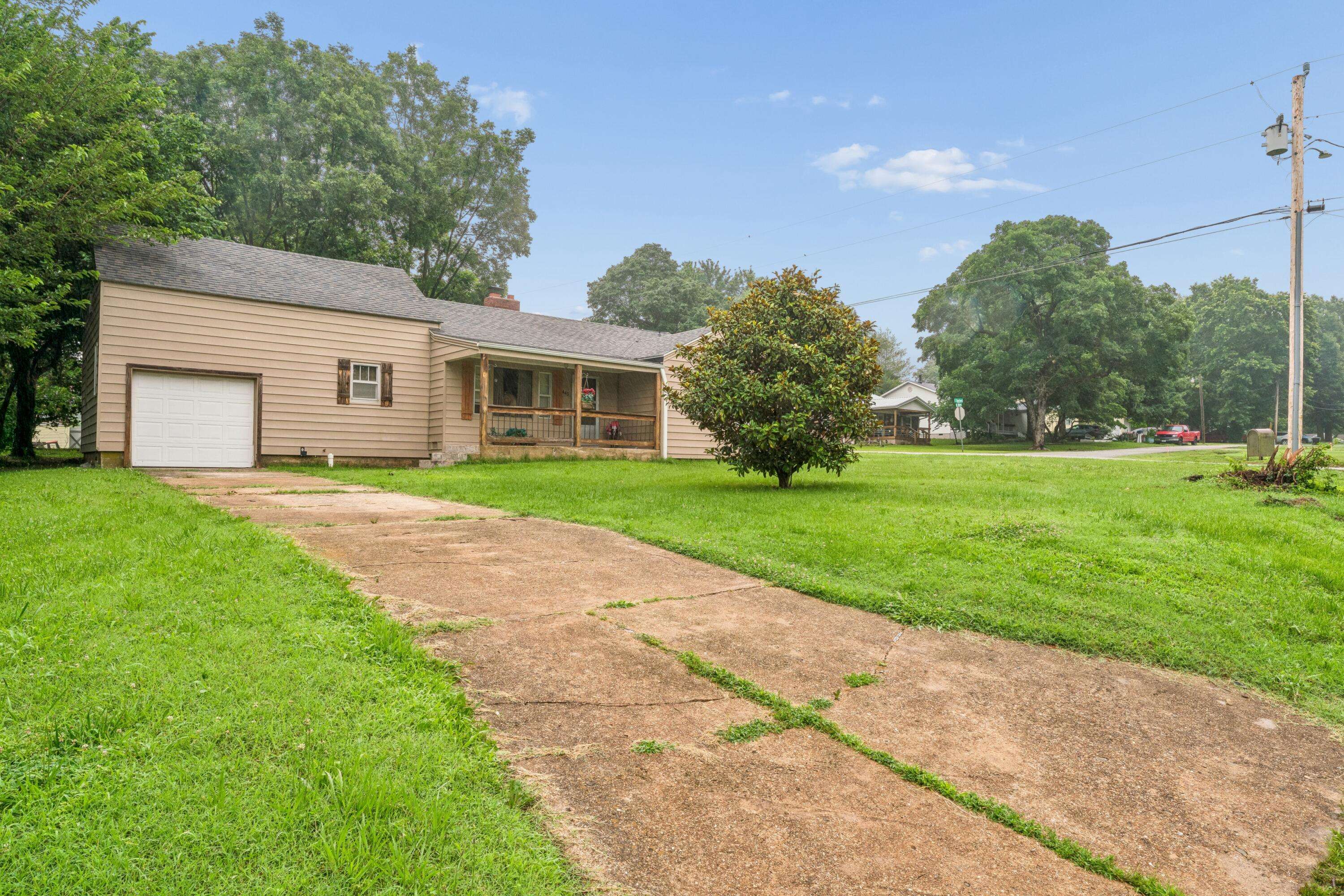443 E Burford ST, Marshfield, MO 65706