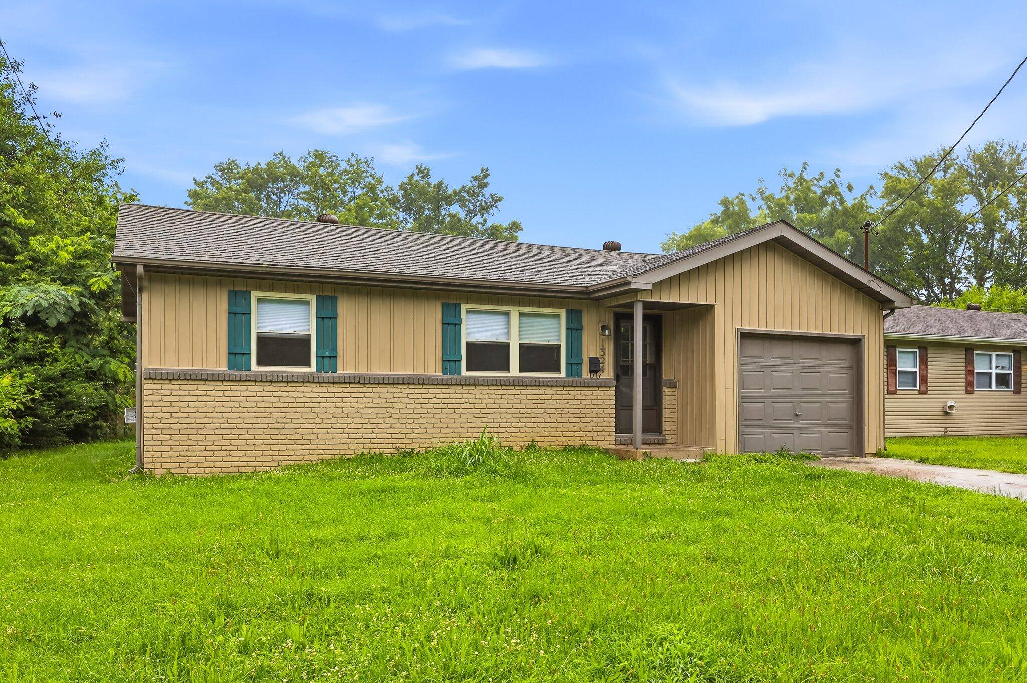 1324 S Estate AVE, Springfield, MO 65804