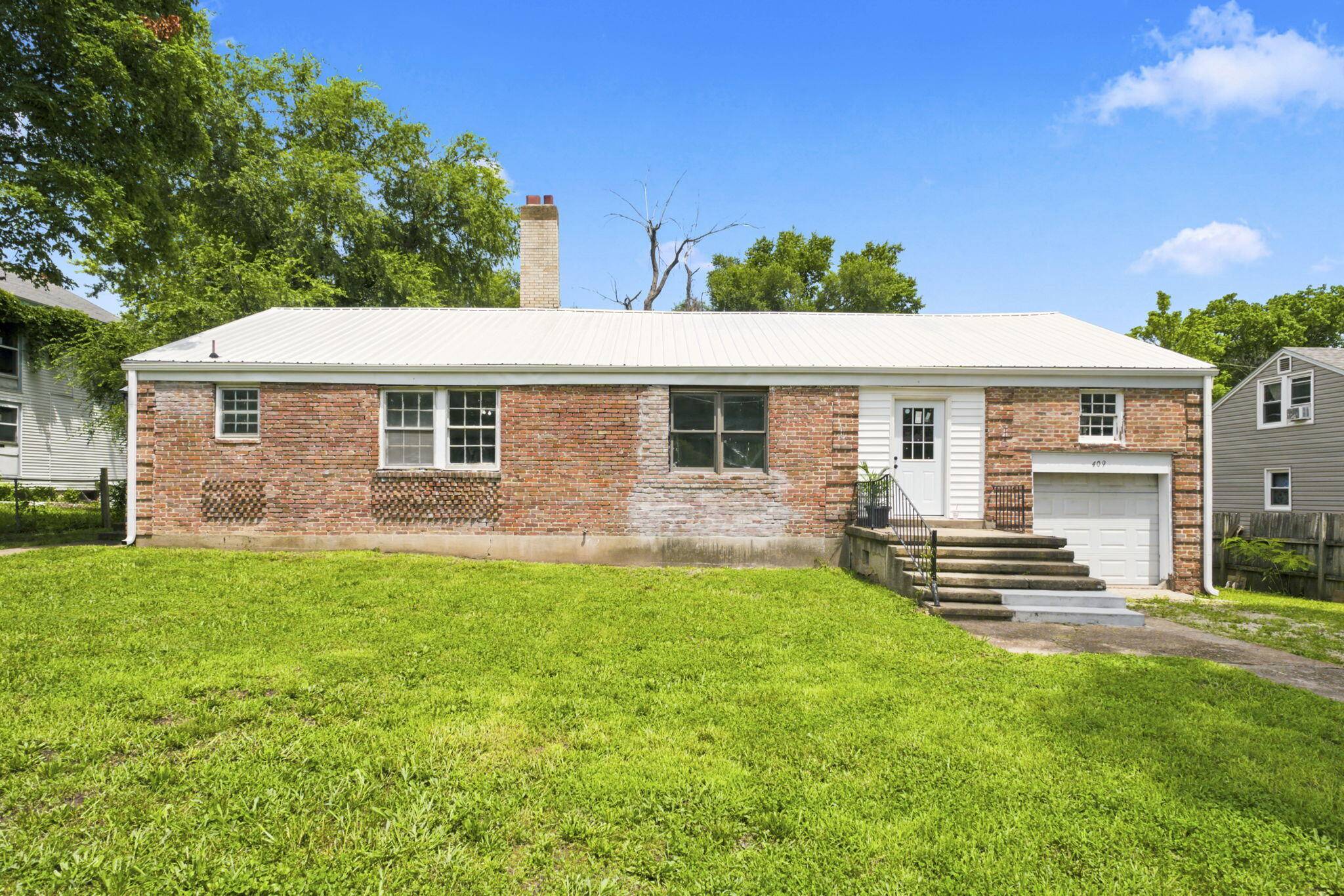 409 E Olive ST, Bolivar, MO 65613