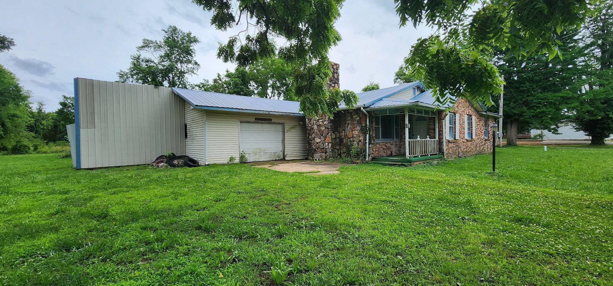 516 Sunshine ST, Mountain Grove, MO 65711