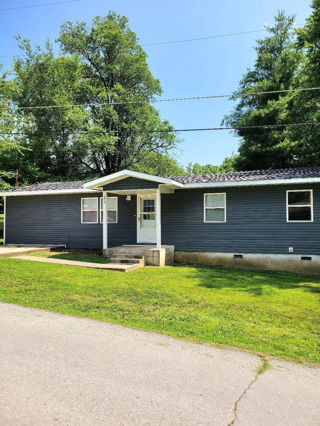 1313 E Benton AVE, Ava, MO 65608