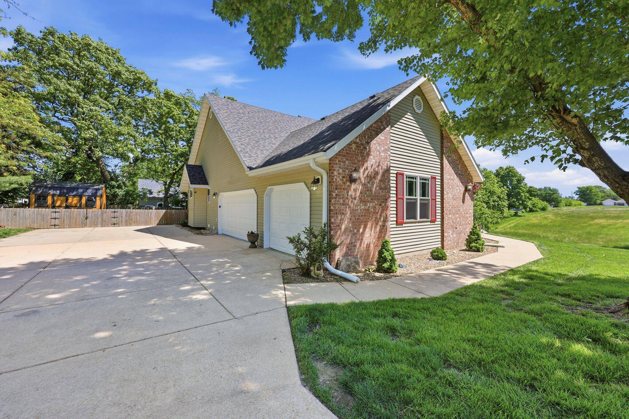 1109 Glen Oaks DR, Nixa, MO 65714