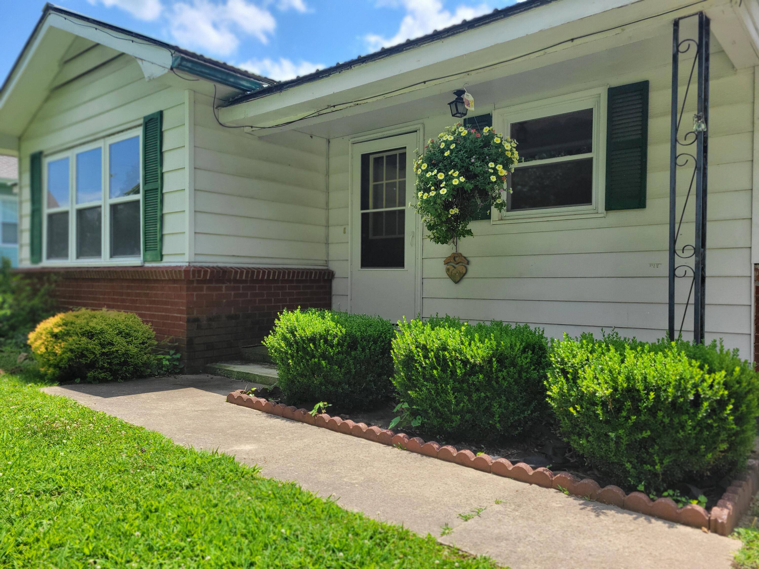 204 W Oak ST, Stockton, MO 65785