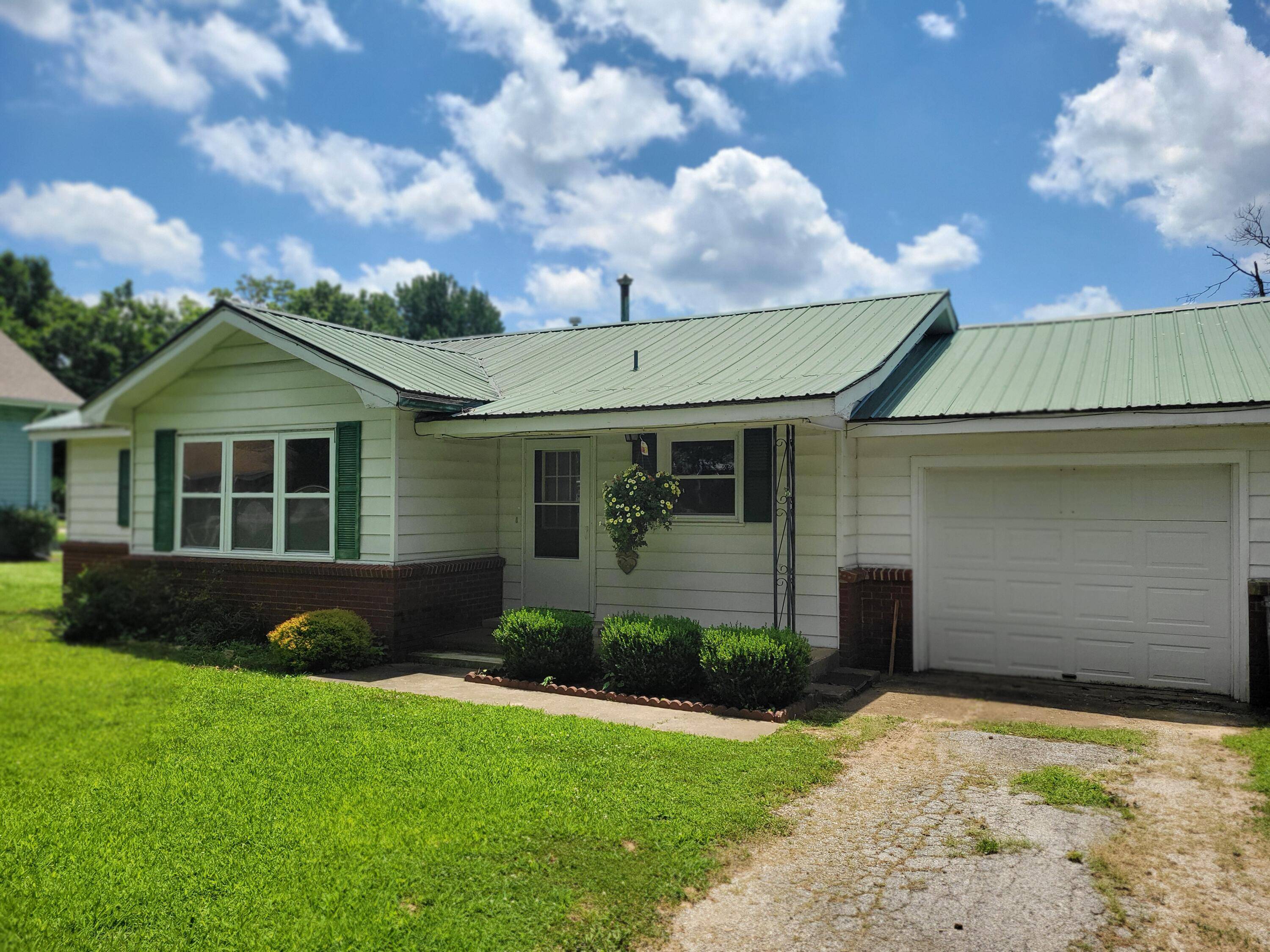 204 W Oak ST, Stockton, MO 65785
