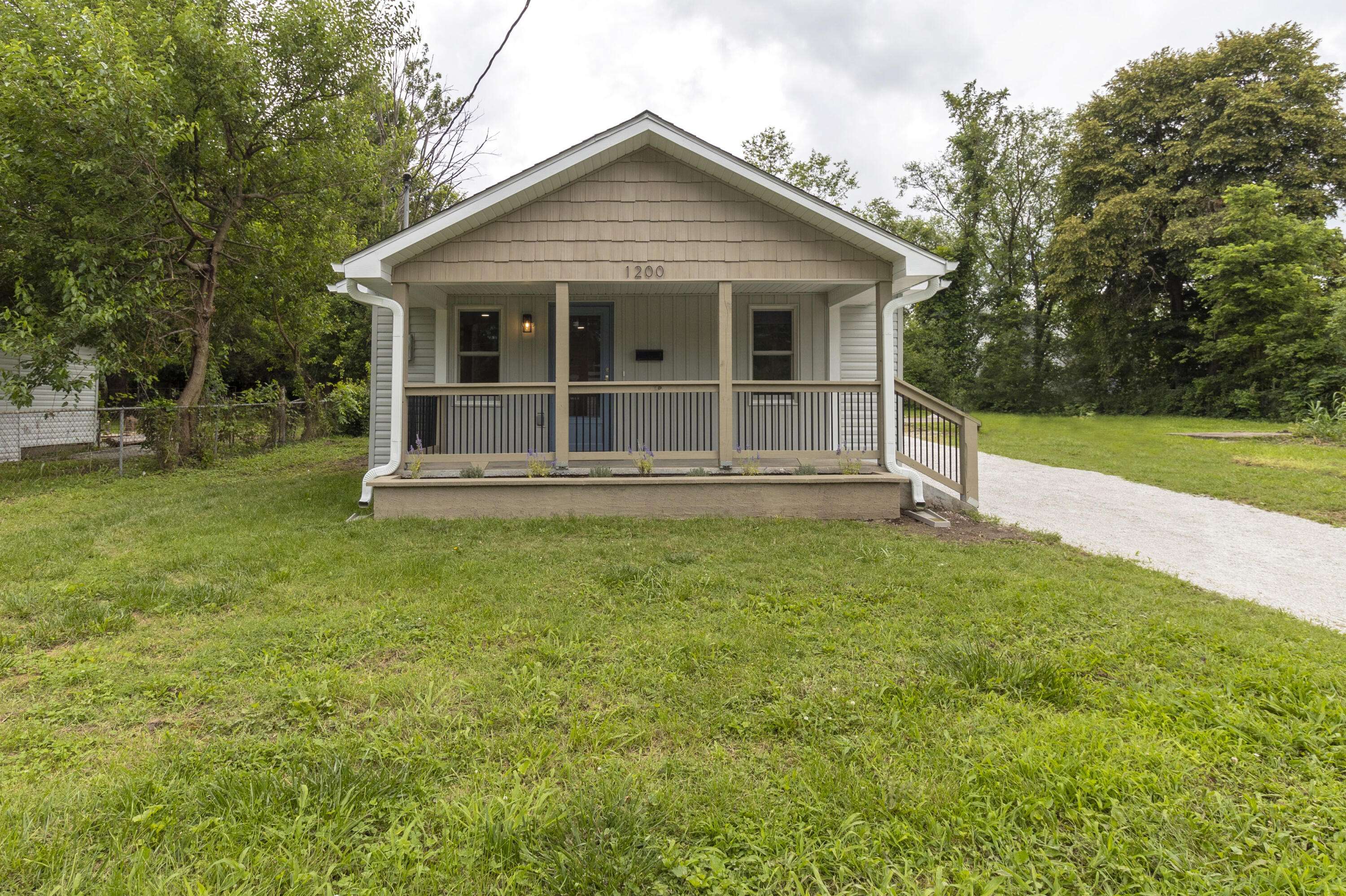 1200 N Clifton AVE, Springfield, MO 65802