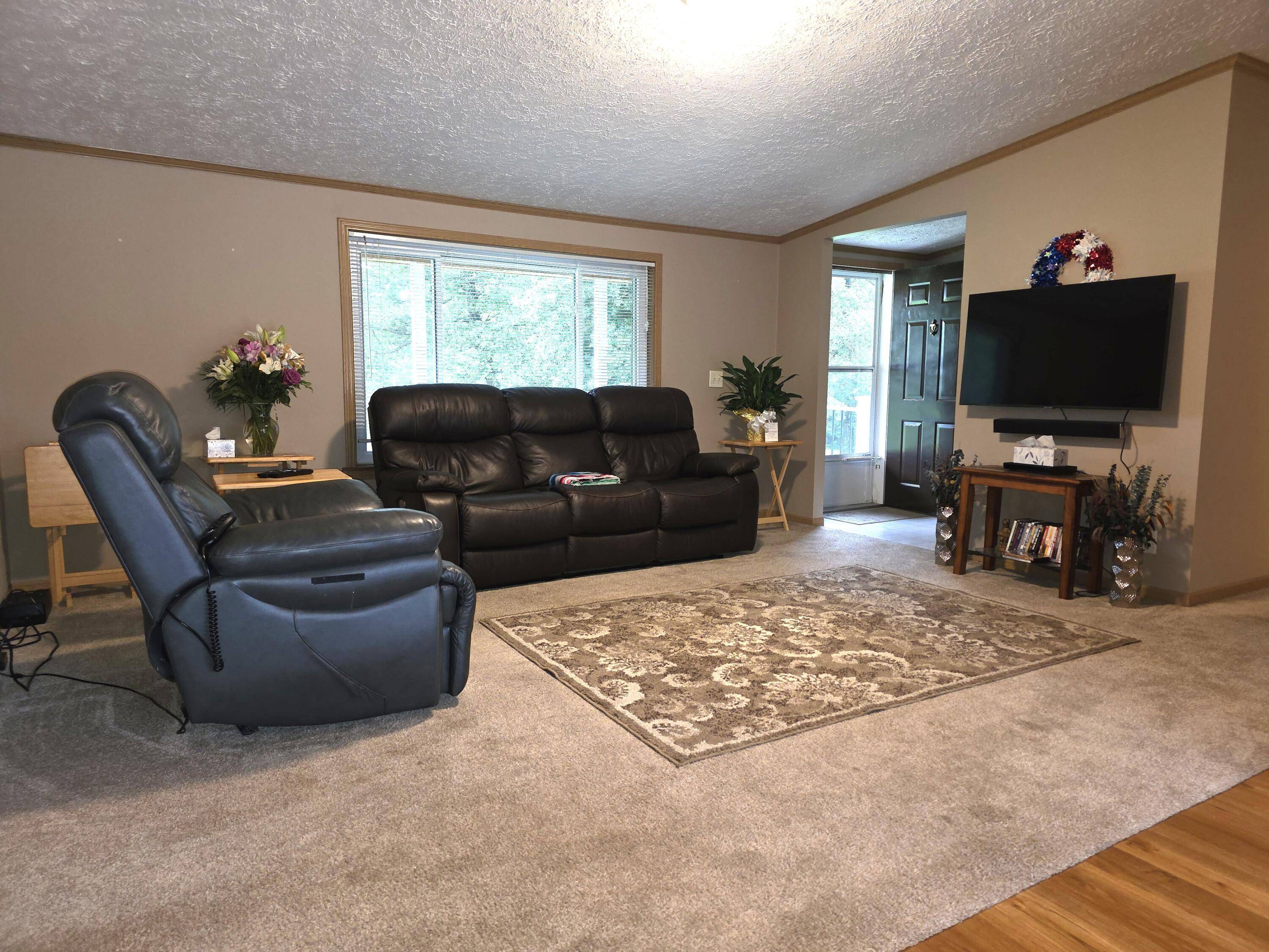 10144 Vixen RD, Stark City, MO 64866
