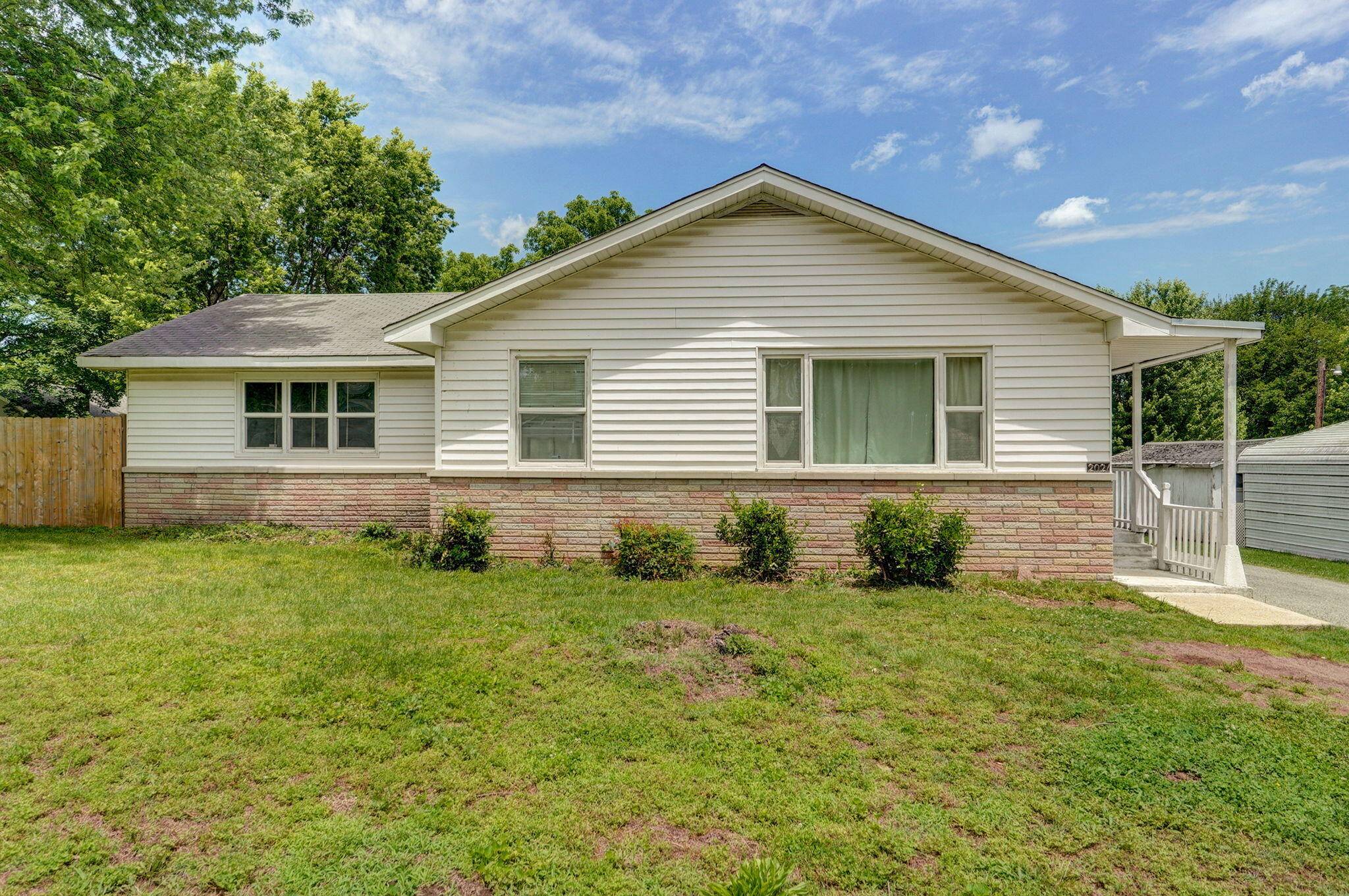 2021 W Olive ST, Springfield, MO 65802
