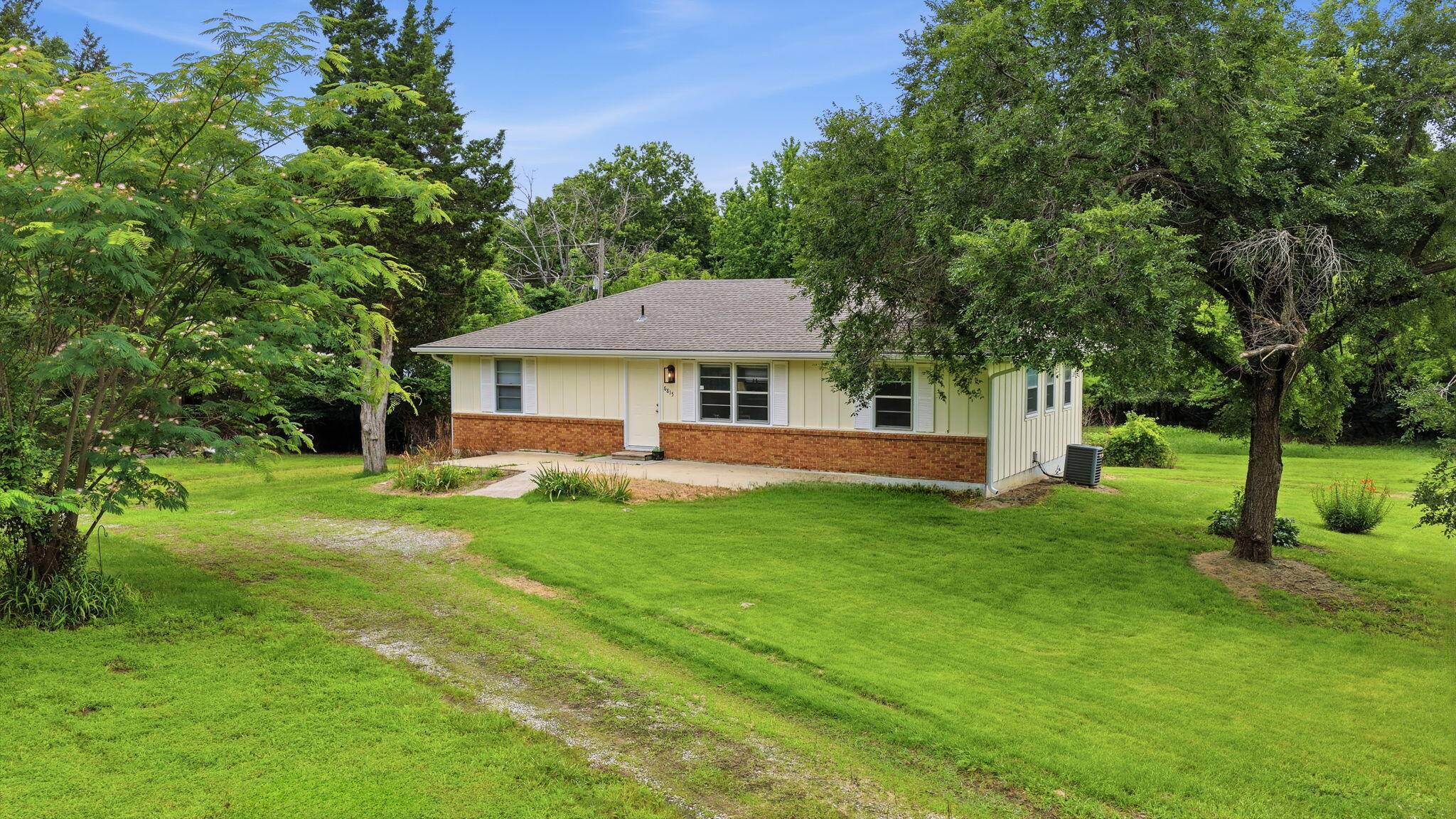 6815 SE U.S. 54, Collins, MO 64738