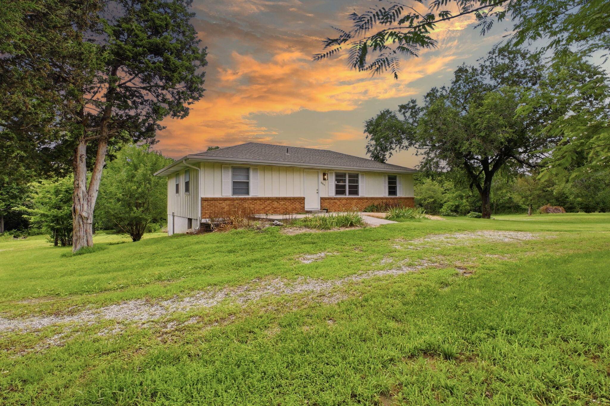 6815 SE U.S. 54, Collins, MO 64738