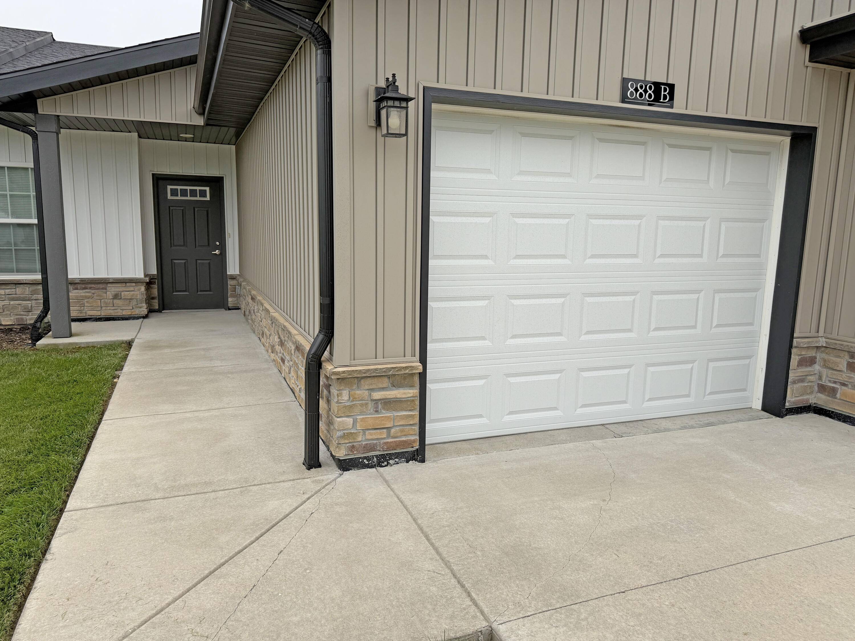 888b W Logan ST, Rogersville, MO 65742