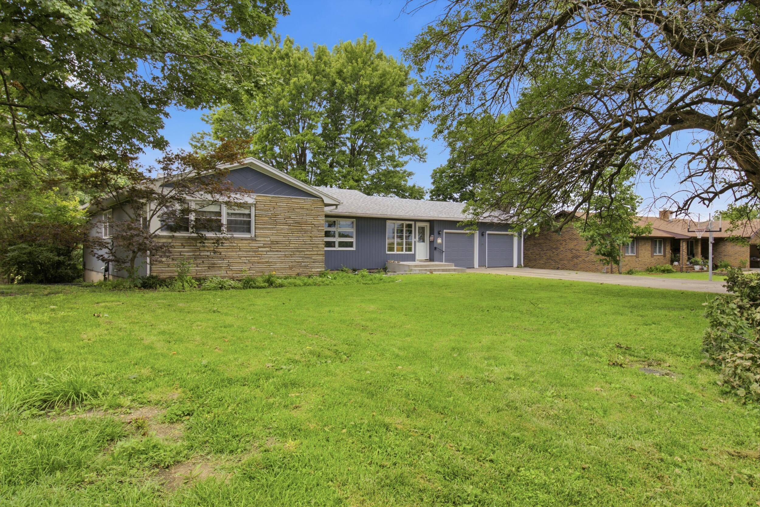 912 W Pleasant ST, Aurora, MO 65605