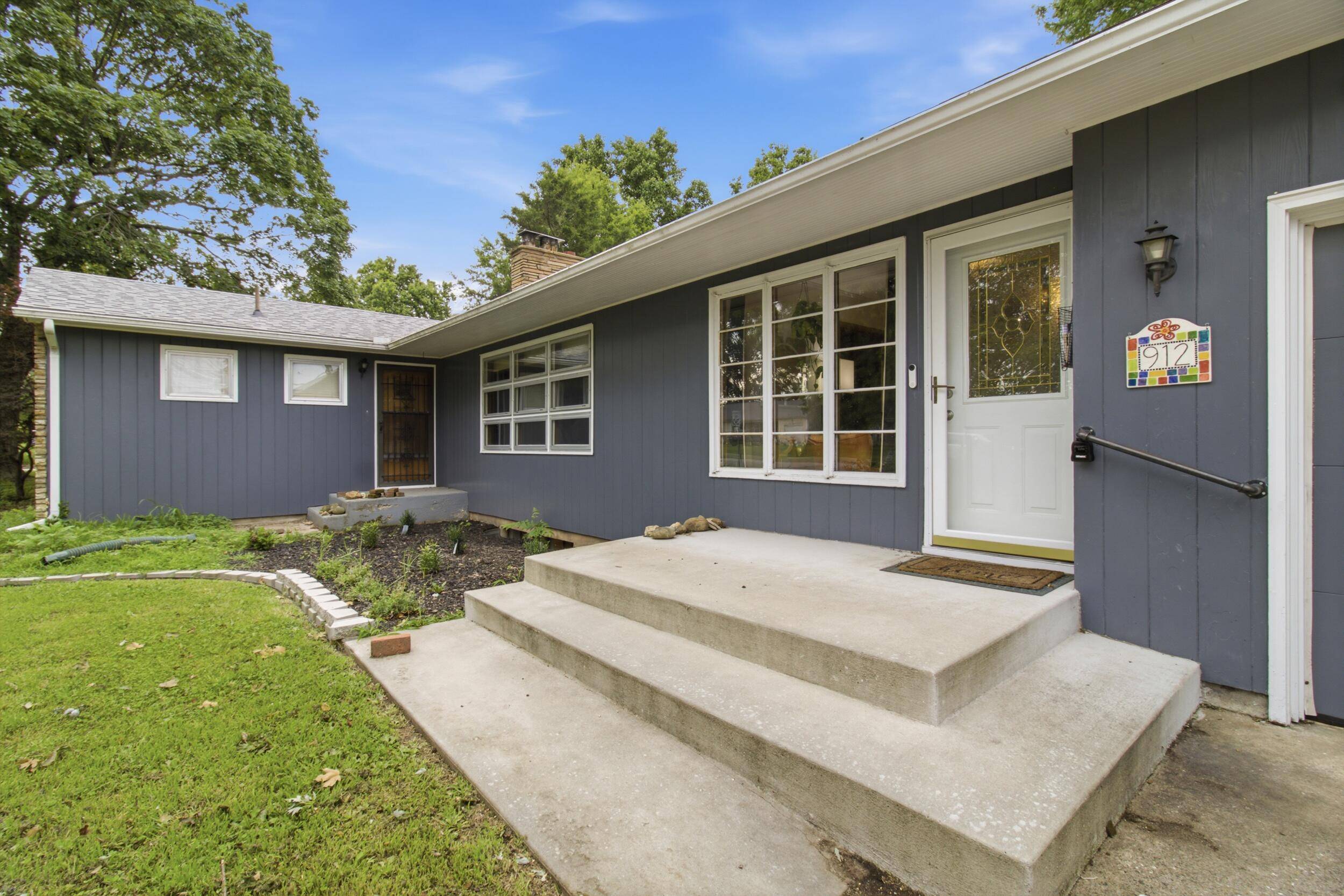 912 W Pleasant ST, Aurora, MO 65605