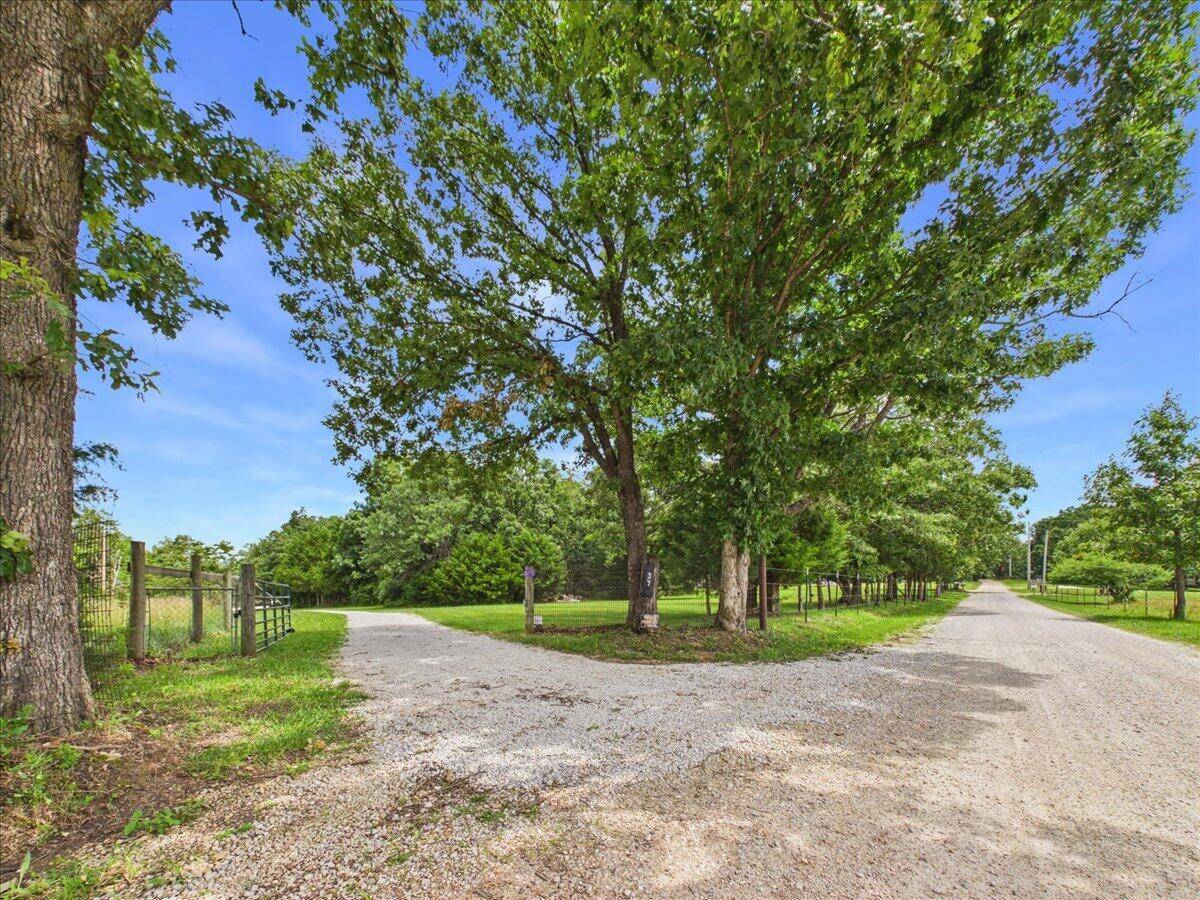 37 Middle Earth TRL, Louisburg, MO 65685