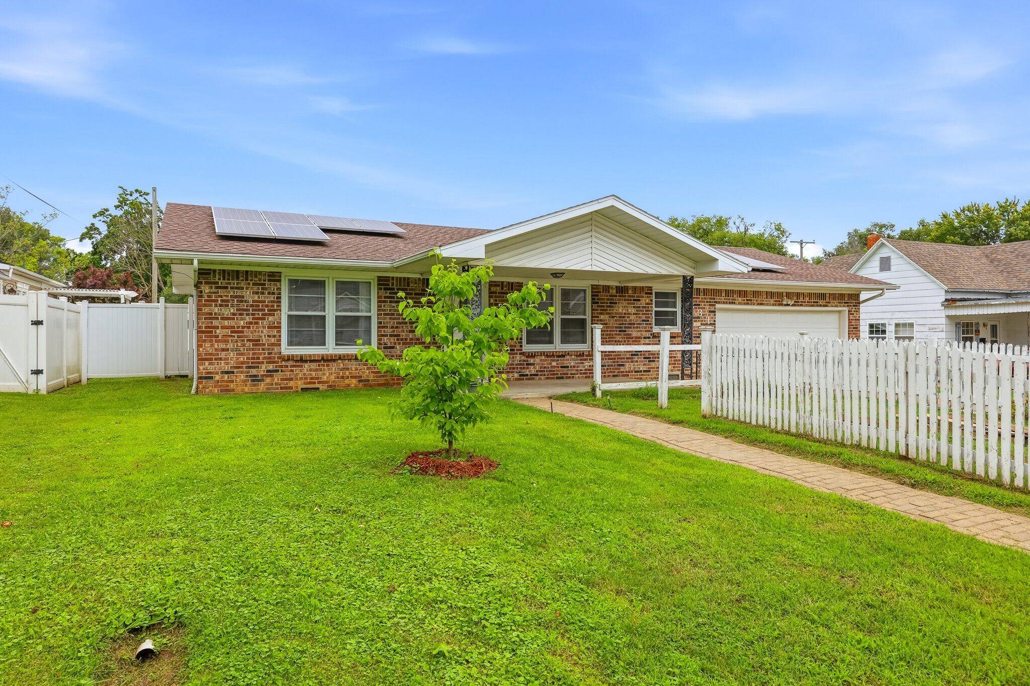 331 E Olive ST, Bolivar, MO 65613