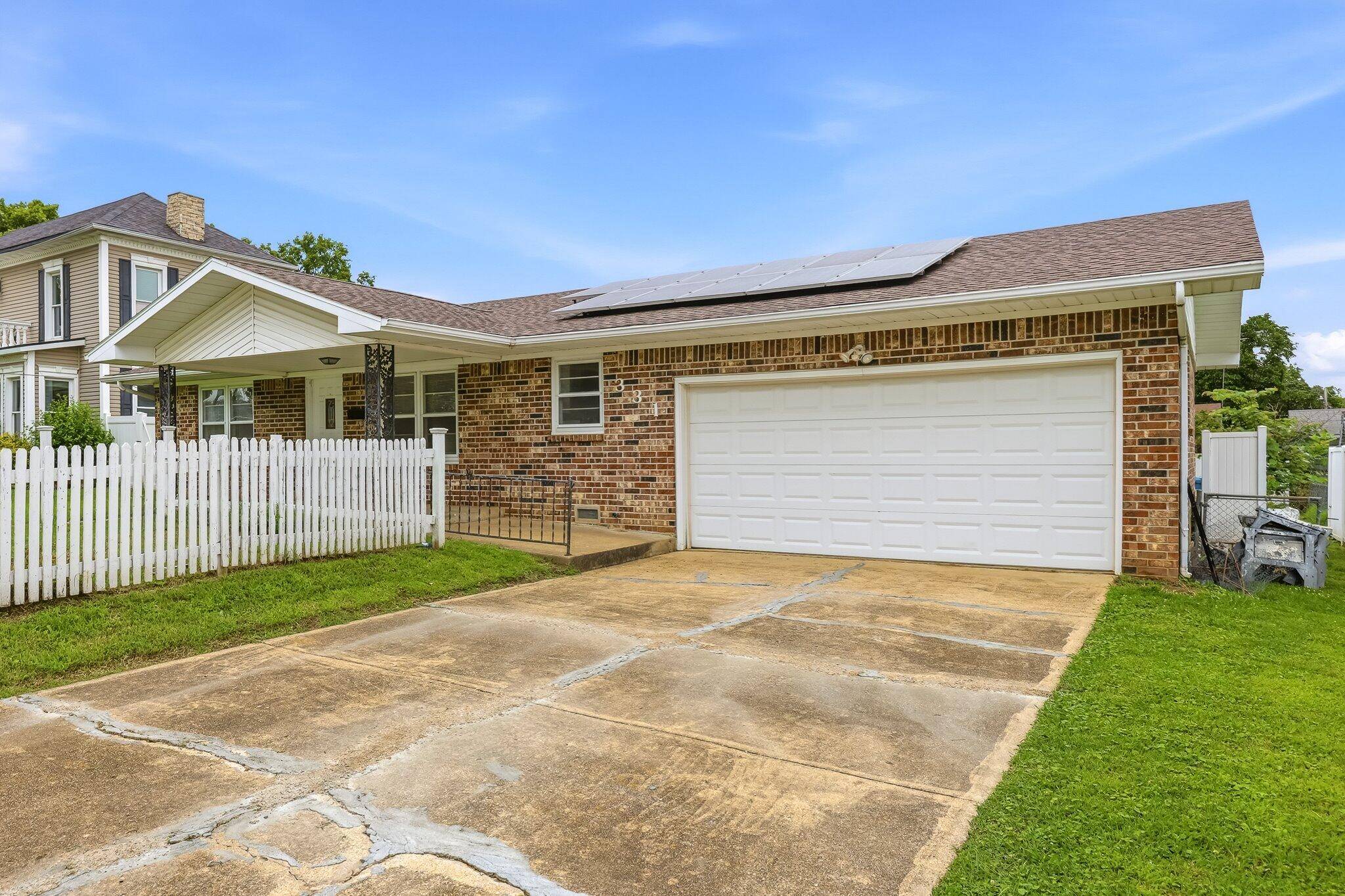331 E Olive ST, Bolivar, MO 65613