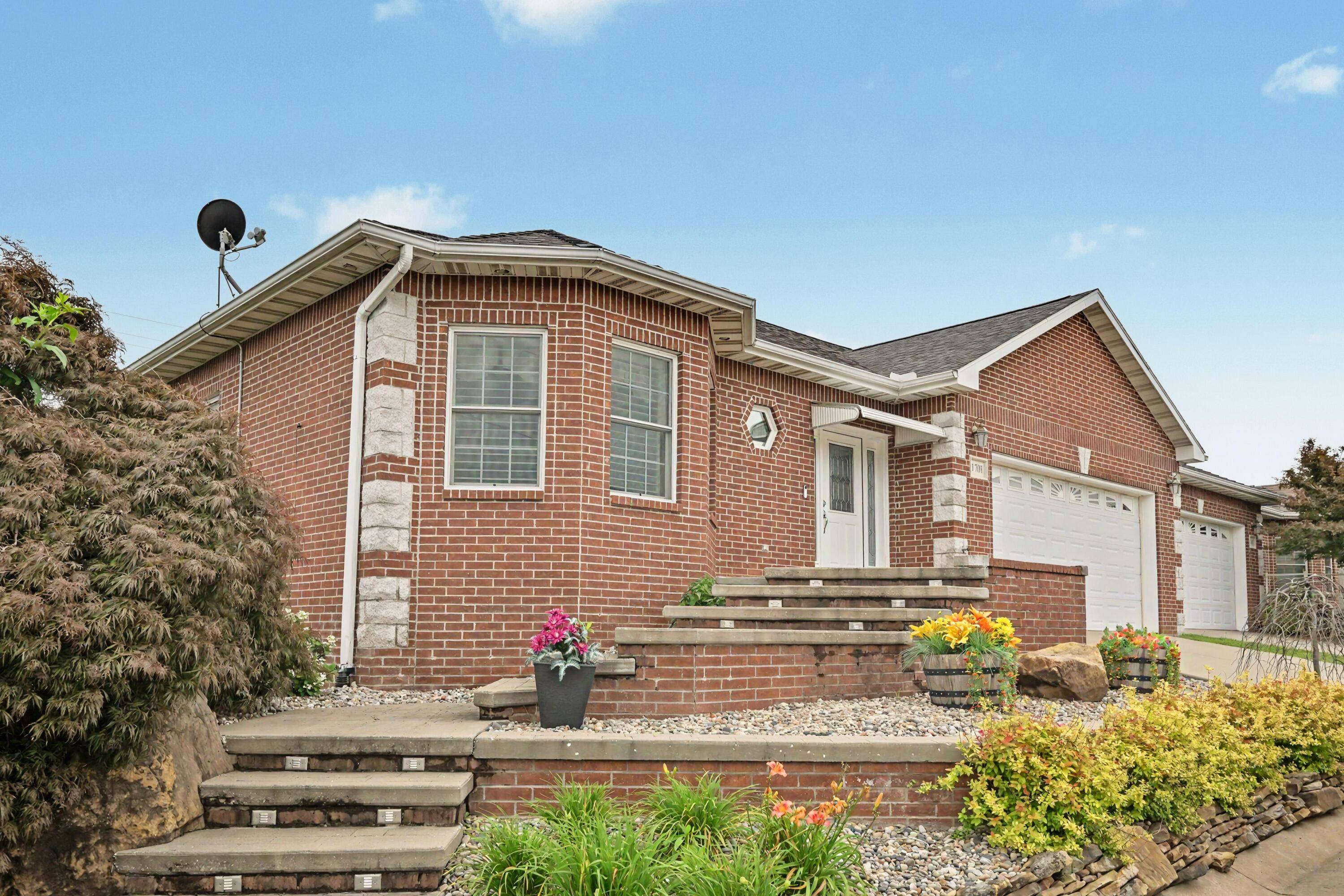1701 Village LN, Neosho, MO 64850