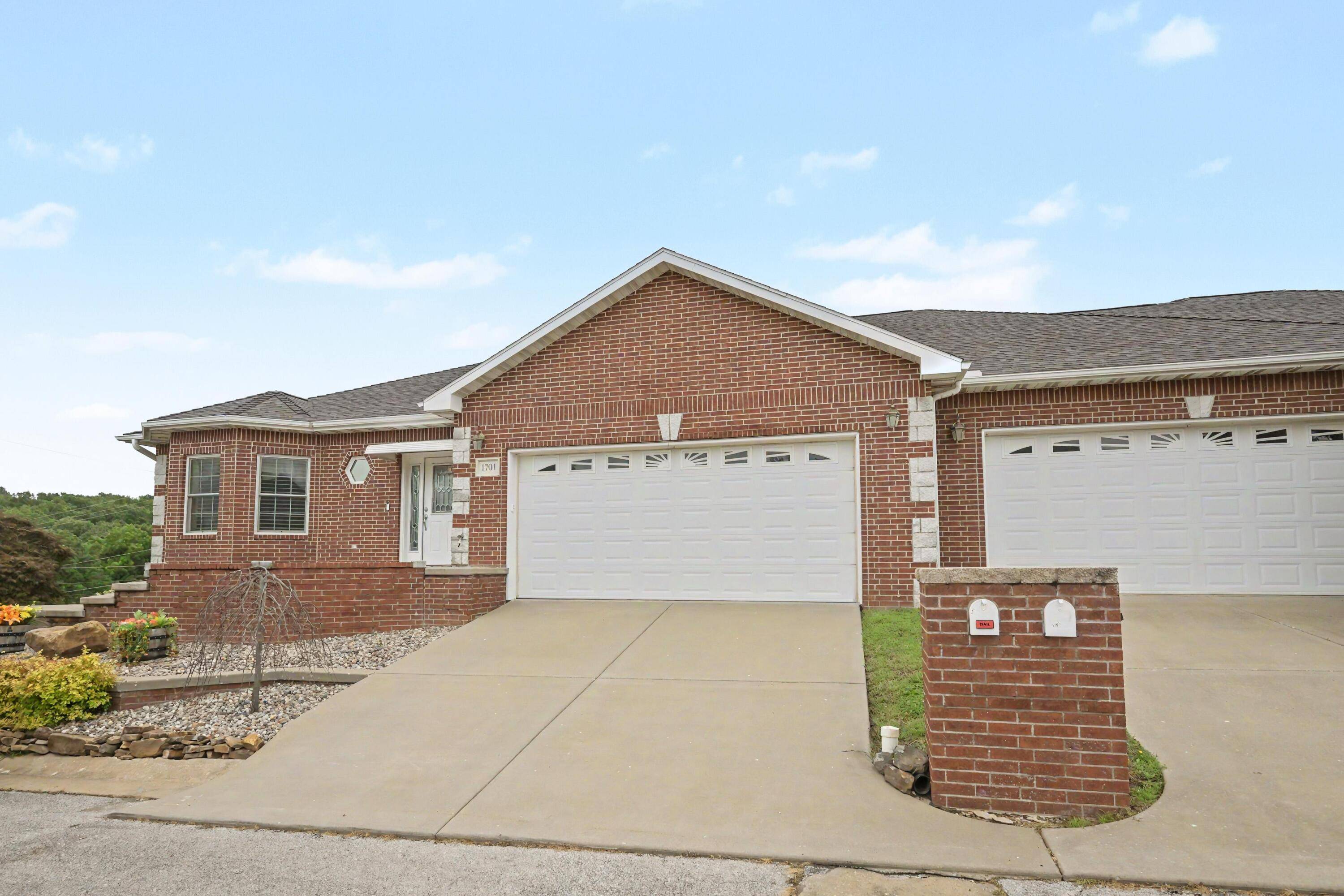 1701 Village LN, Neosho, MO 64850