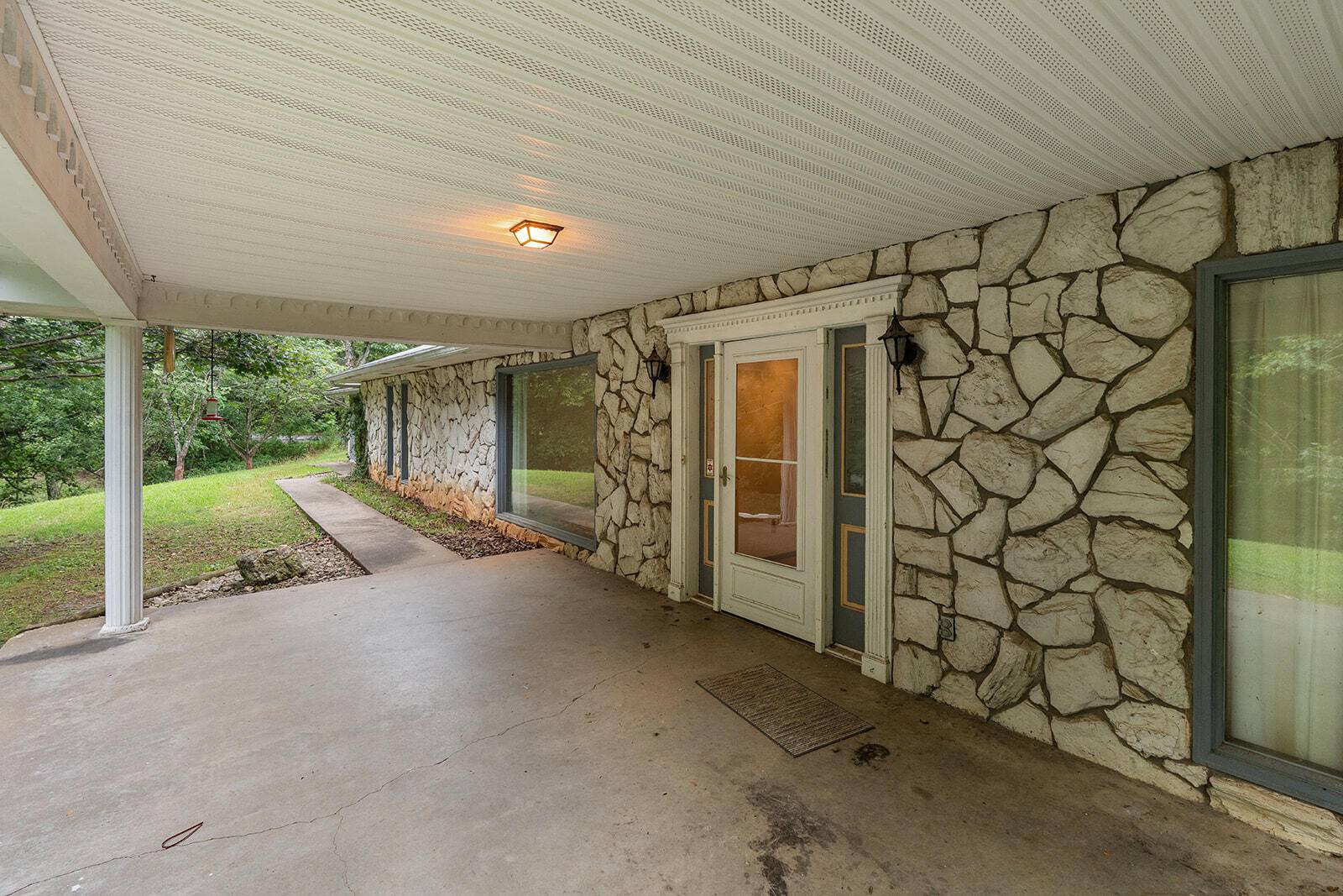 612 Stoneshire DR, Highlandville, MO 65669