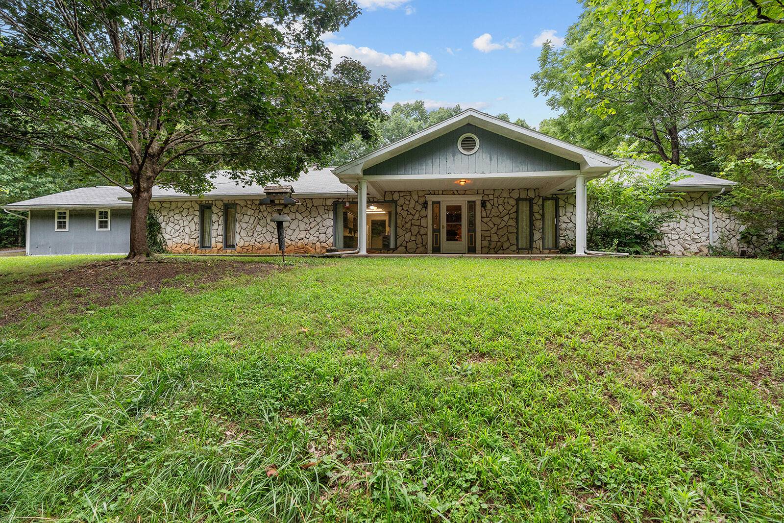612 Stoneshire DR, Highlandville, MO 65669